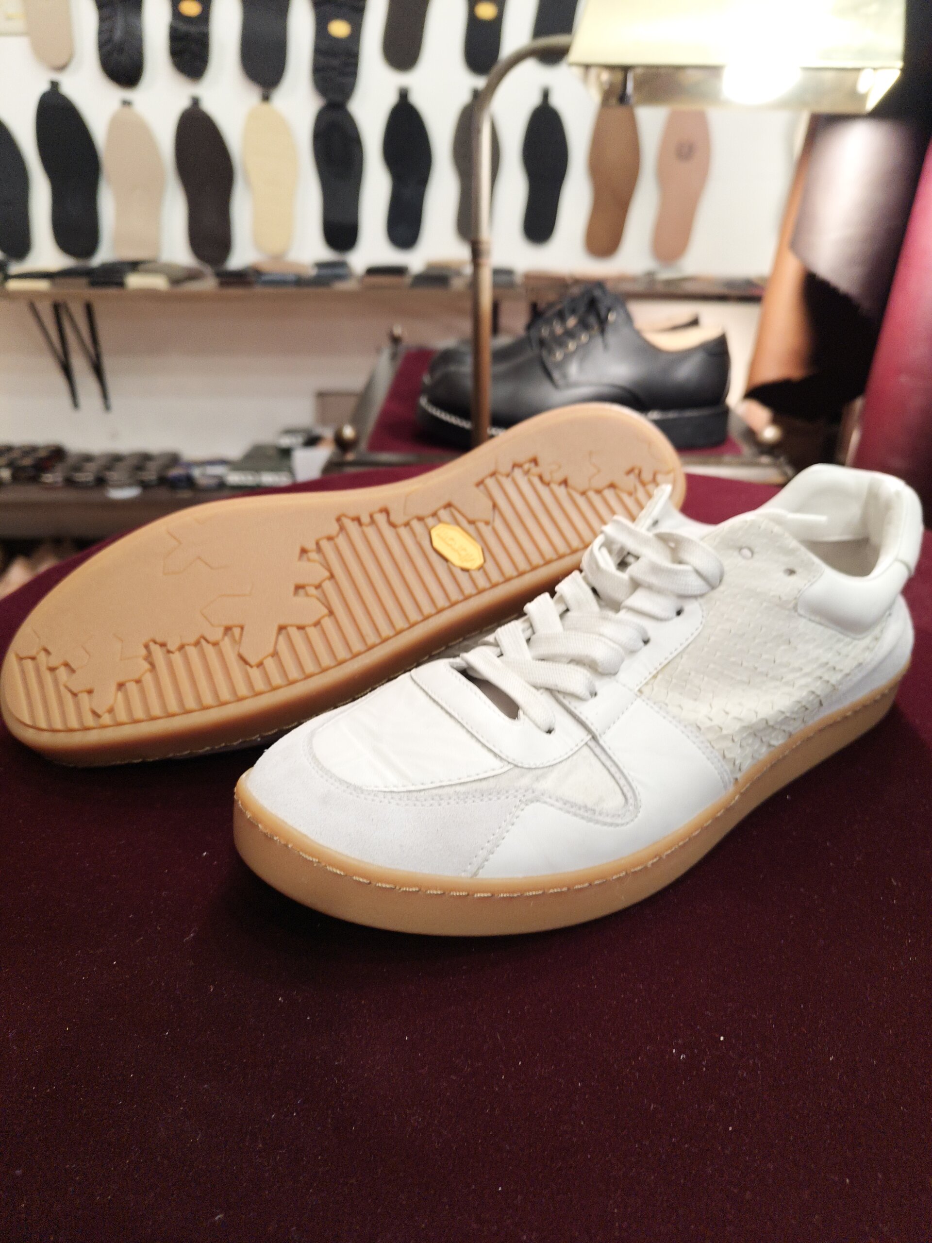 LOUIS VUITTON（ルイヴィトン）のカスタムオールソール修理後、Vibramソールで仕上げた白いスニーカー