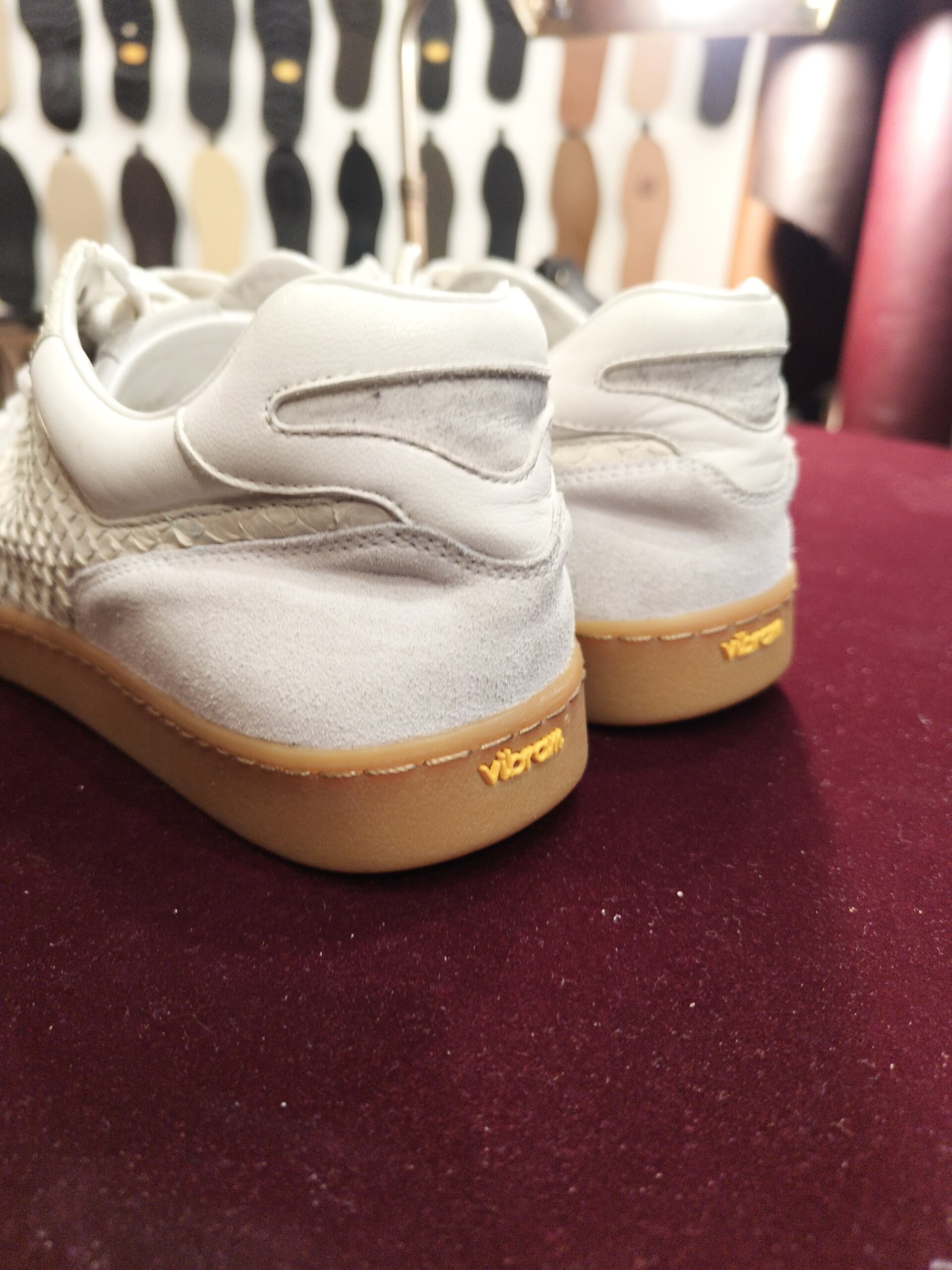 LOUIS VUITTON（ルイヴィトン）のカスタムオールソール修理後、Vibramソールを使用した白いスニーカー全体の仕上がり