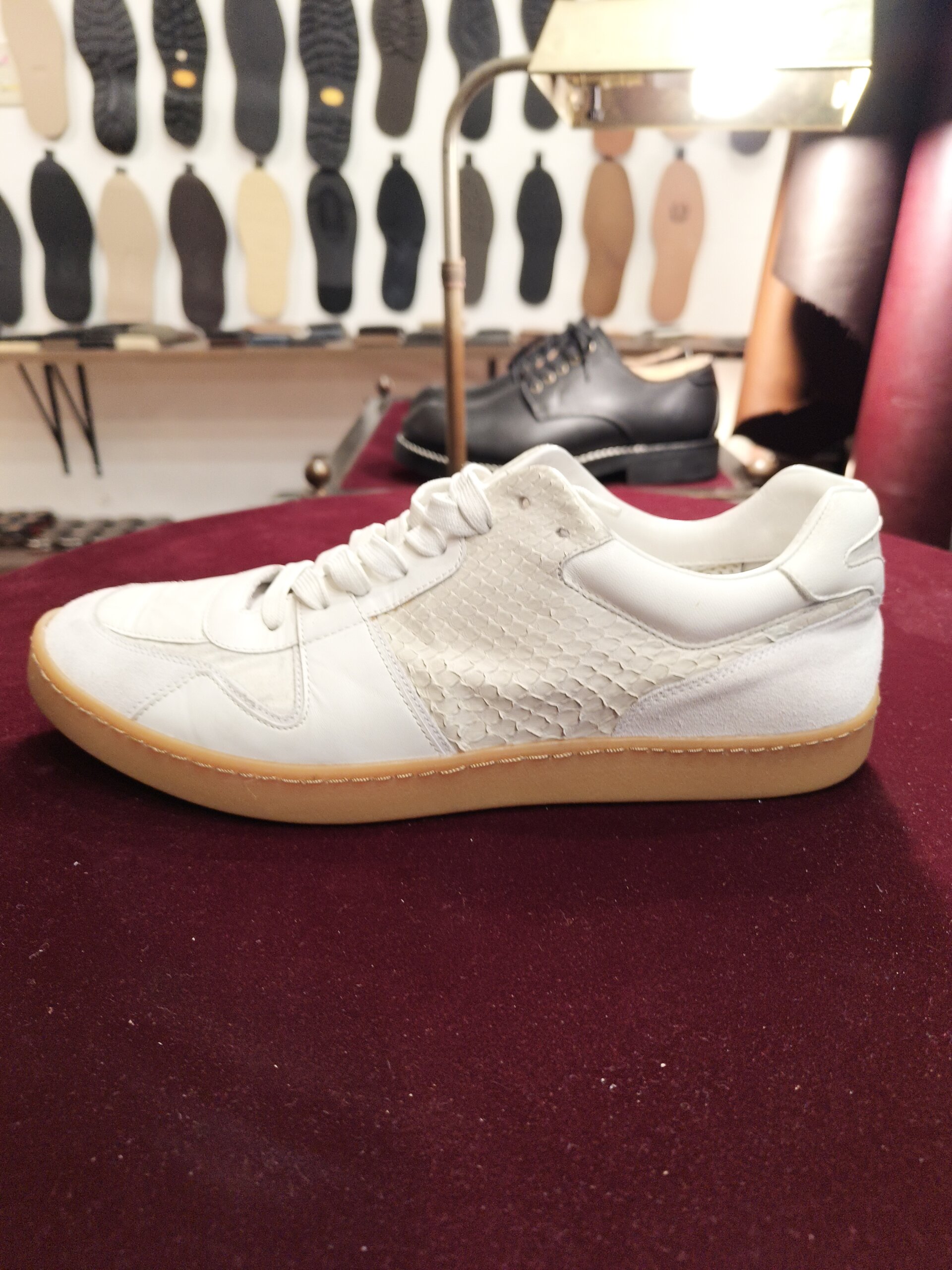 LOUIS VUITTON（ルイヴィトン）のカスタムオールソール修理後、Vibramソールで仕上げたスニーカー側面
