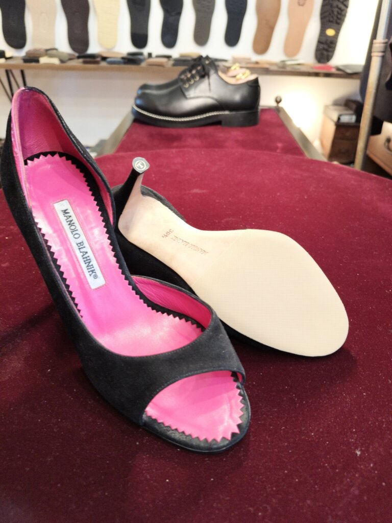 MANOLO BLAHNIK（マノロ ブラニク）のパンプスにハーフラバー滑り止め修理を行った後の仕上がり