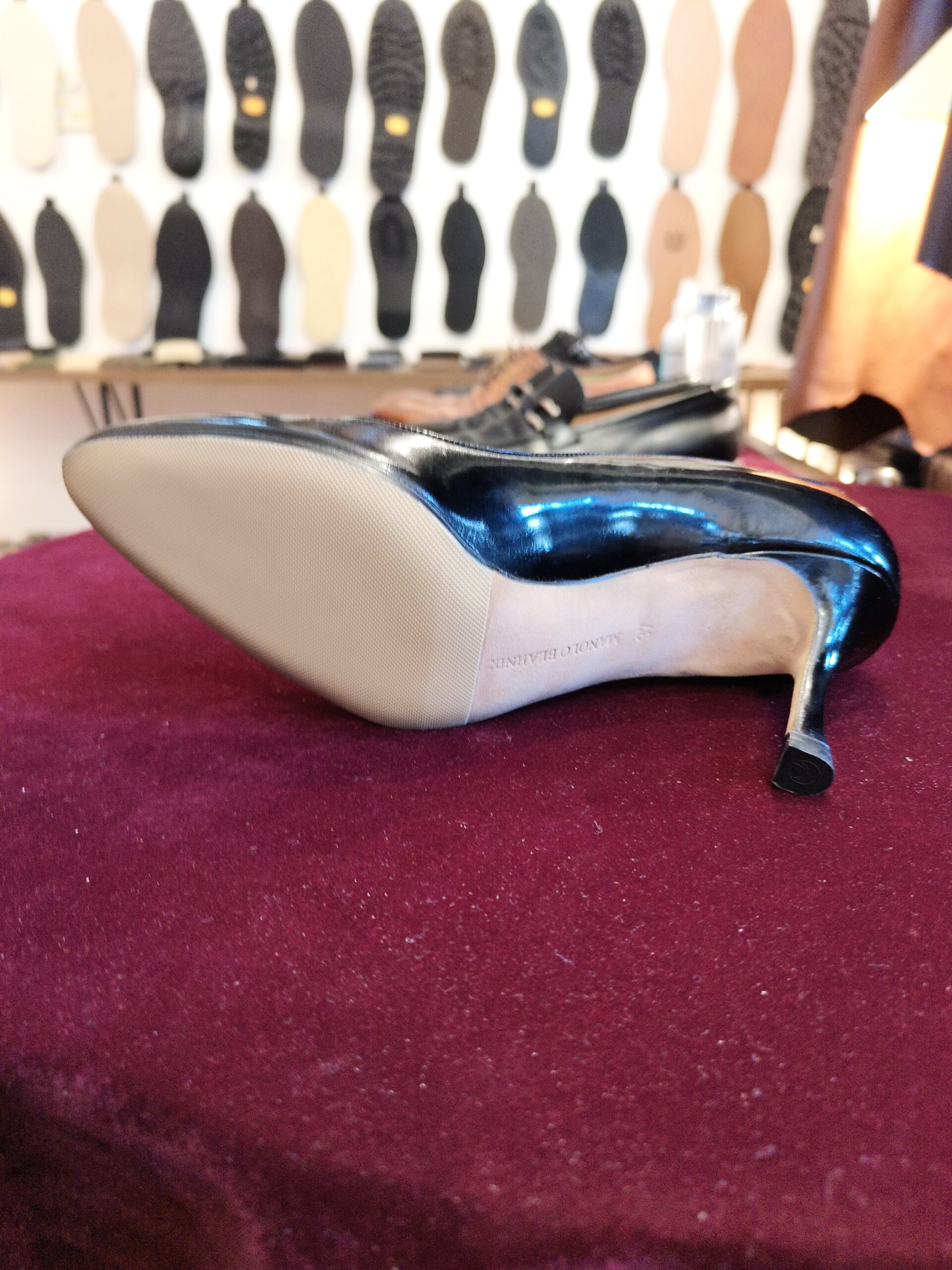 MANOLO BLAHNIK マノロブラニクのハーフラバー補強後。レザーソールのつま先側にラバーを貼った修理事例