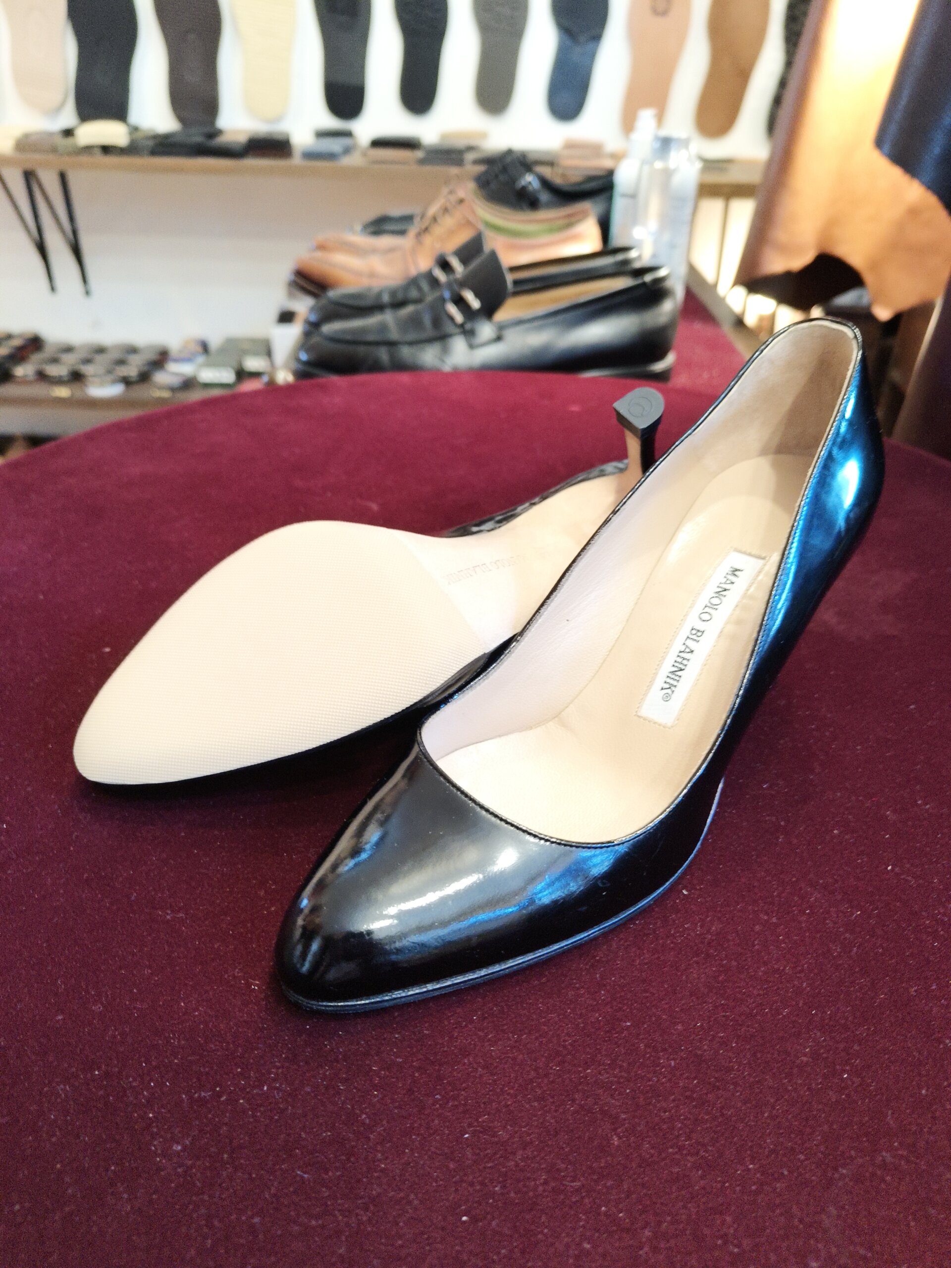 MANOLO BLAHNIK マノロブラニクのハーフラバー補強後。ブラックエナメルパンプスの靴底を補強した横浜の靴修理事例