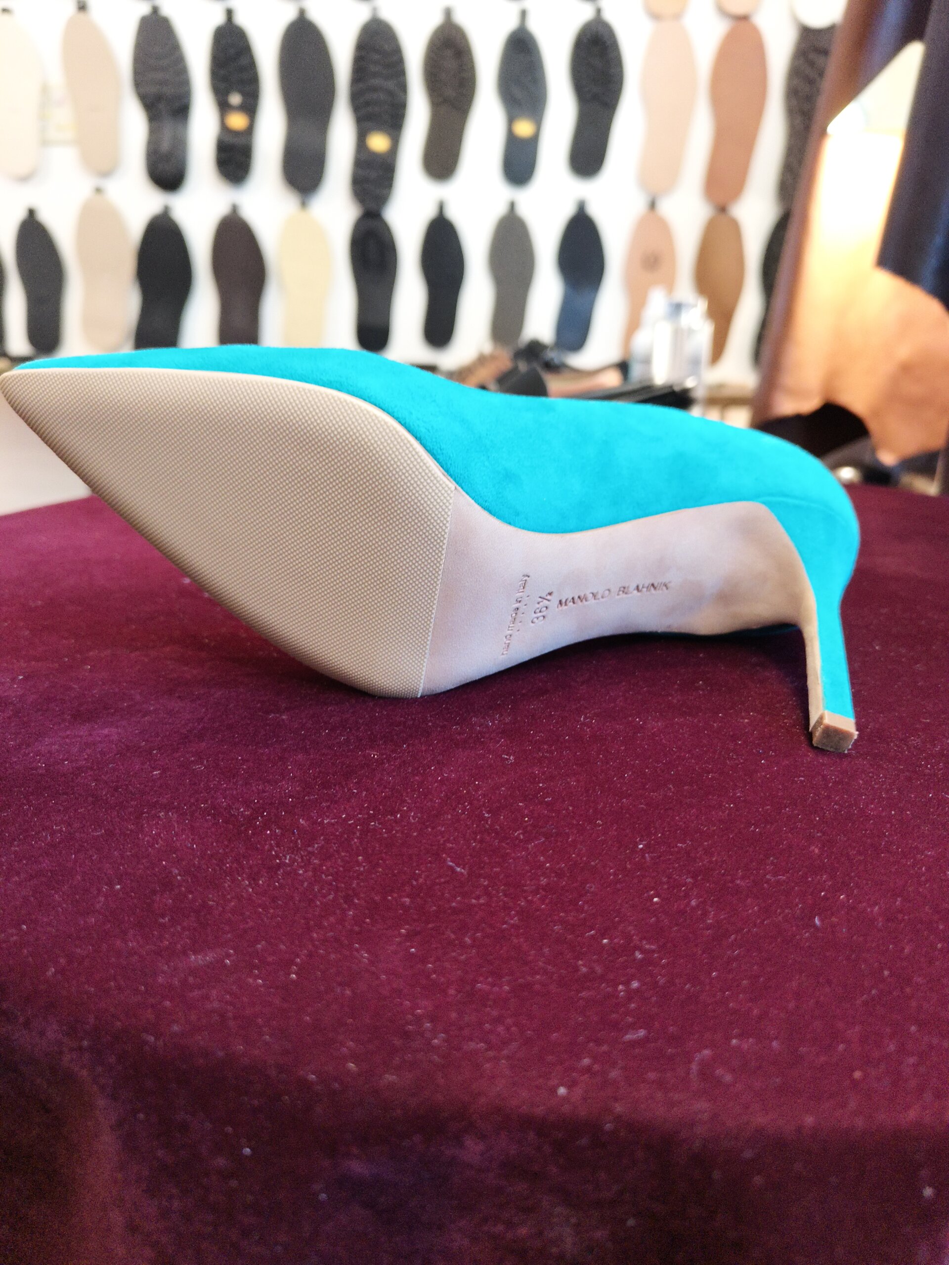 MANOLO BLAHNIK マノロブラニクのブラックパンプス修理後。ハーフラバー補強で靴底を保護した状態