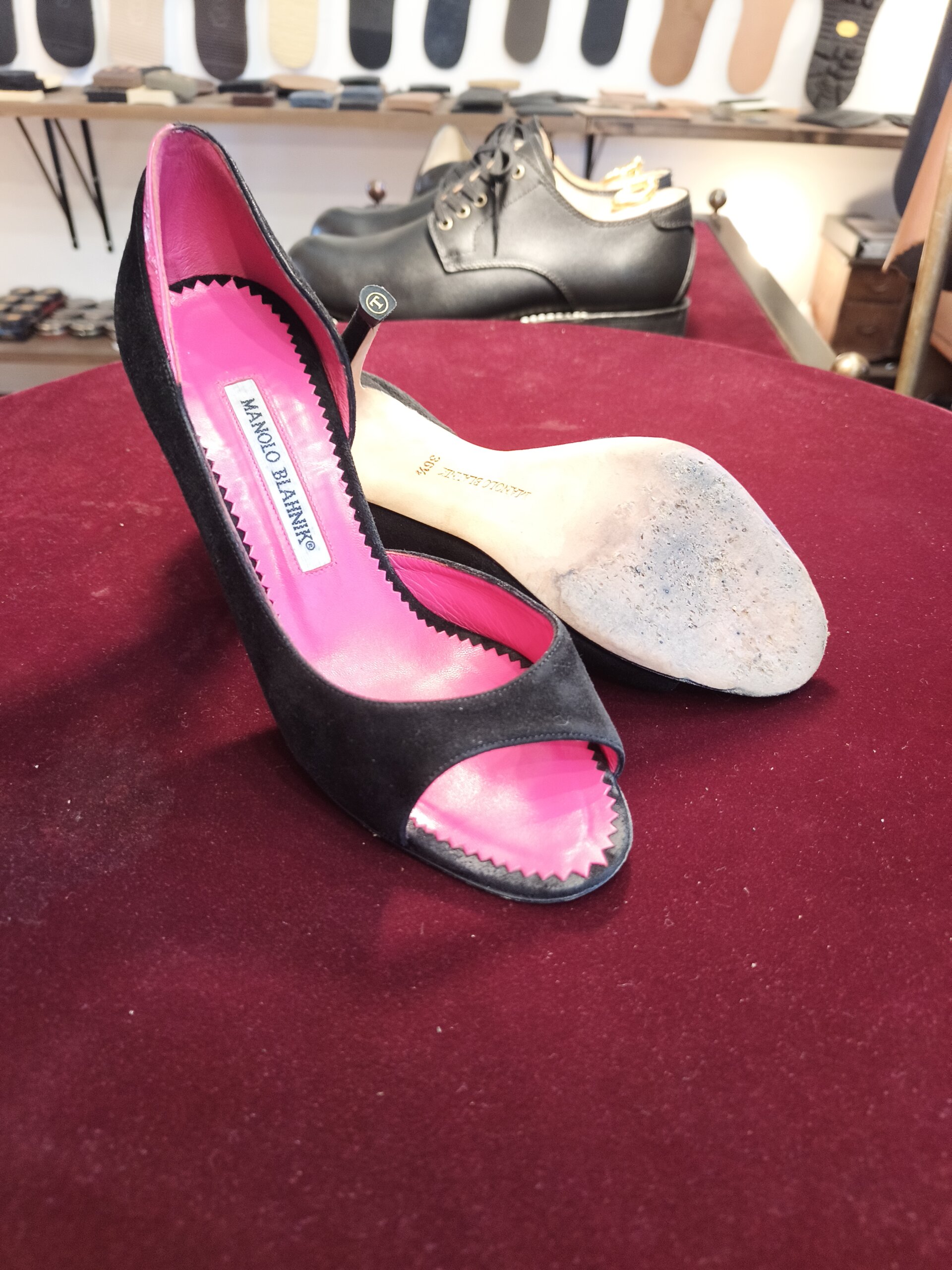 MANOLO BLAHNIK（マノロ ブラニク）のハーフラバー滑り止め修理前、パンプス全体とソールの状態