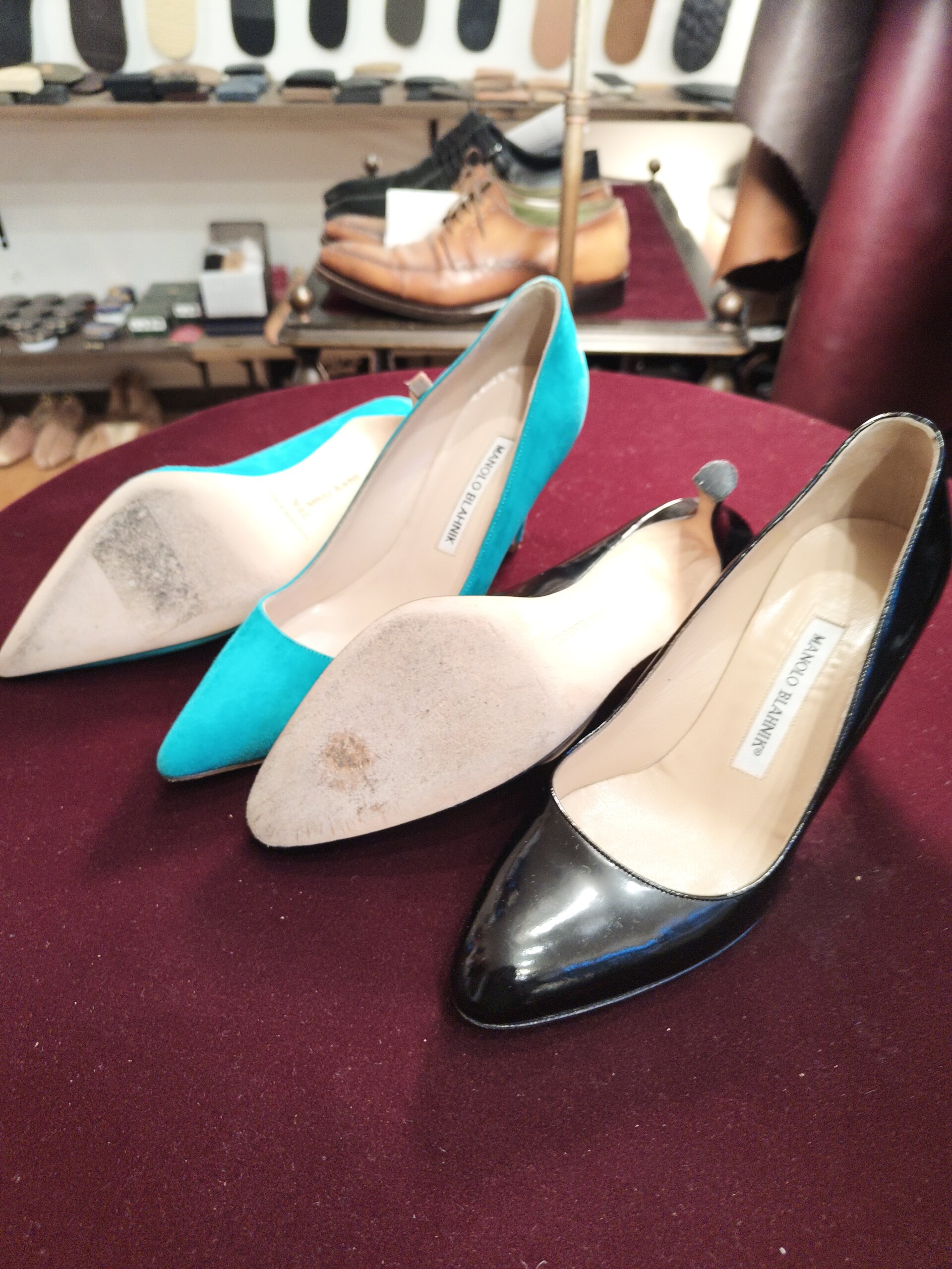 MANOLO BLAHNIK マノロブラニクのハーフラバー補強前。パンプスのレザーソールを確認した横浜の靴修理事例