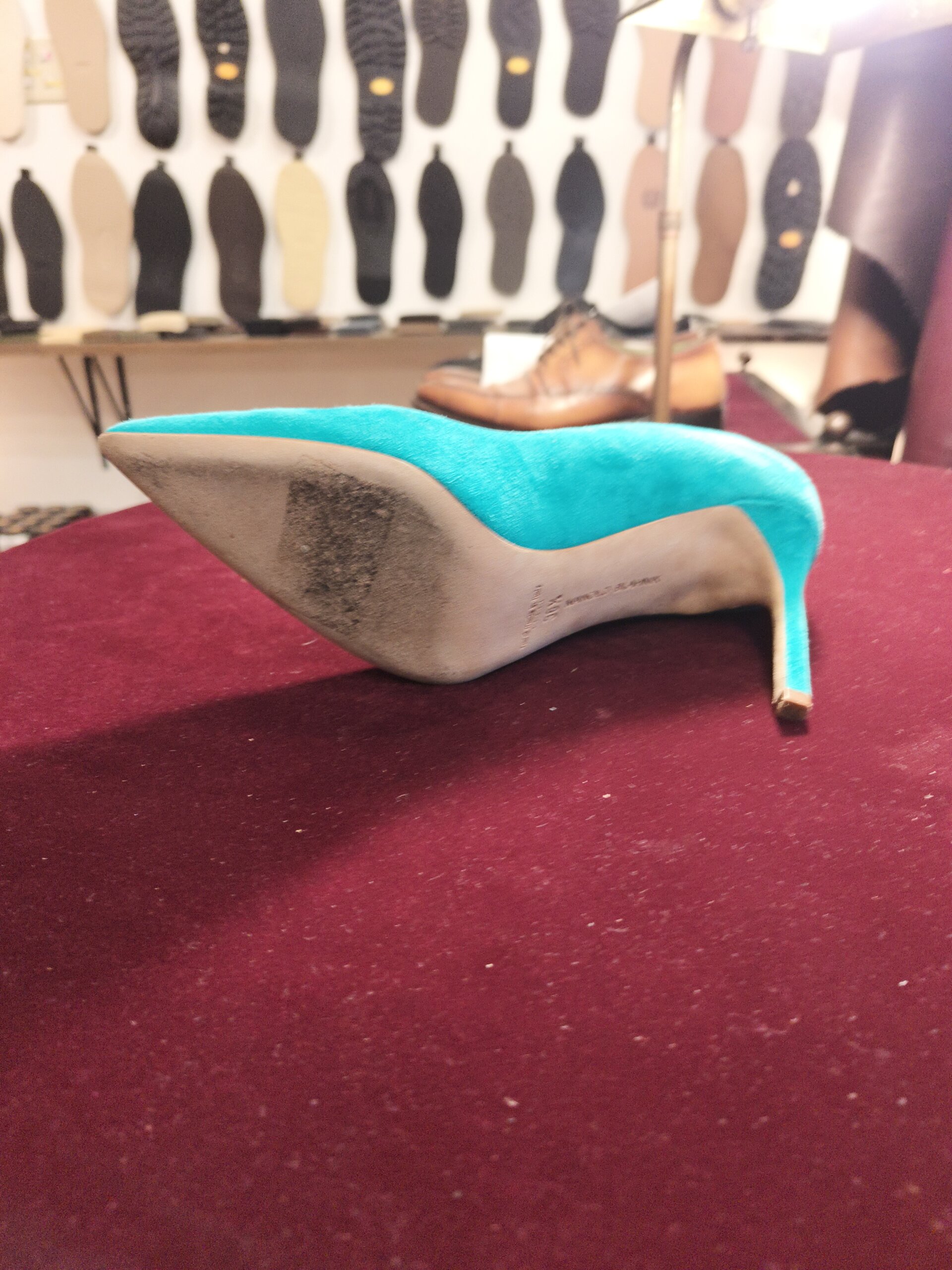 MANOLO BLAHNIK マノロブラニクのハーフラバー補強前。レザーソールのつま先側を確認した靴修理事例