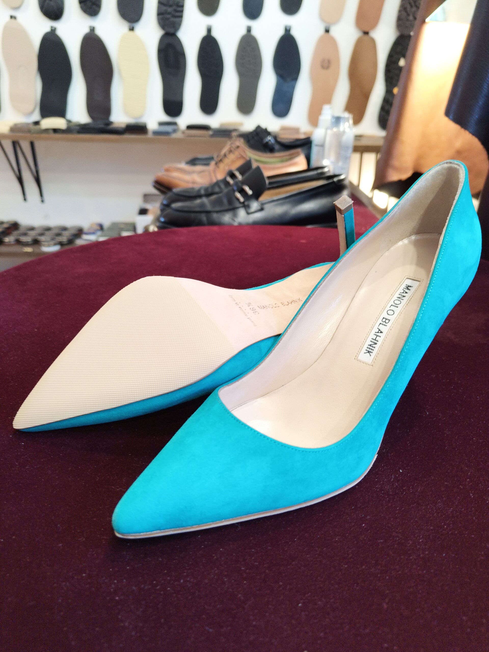 MANOLO BLAHNIK マノロブラニクのハーフラバー補強後。ターコイズブルーのパンプスを自然に仕上げた靴修理事例