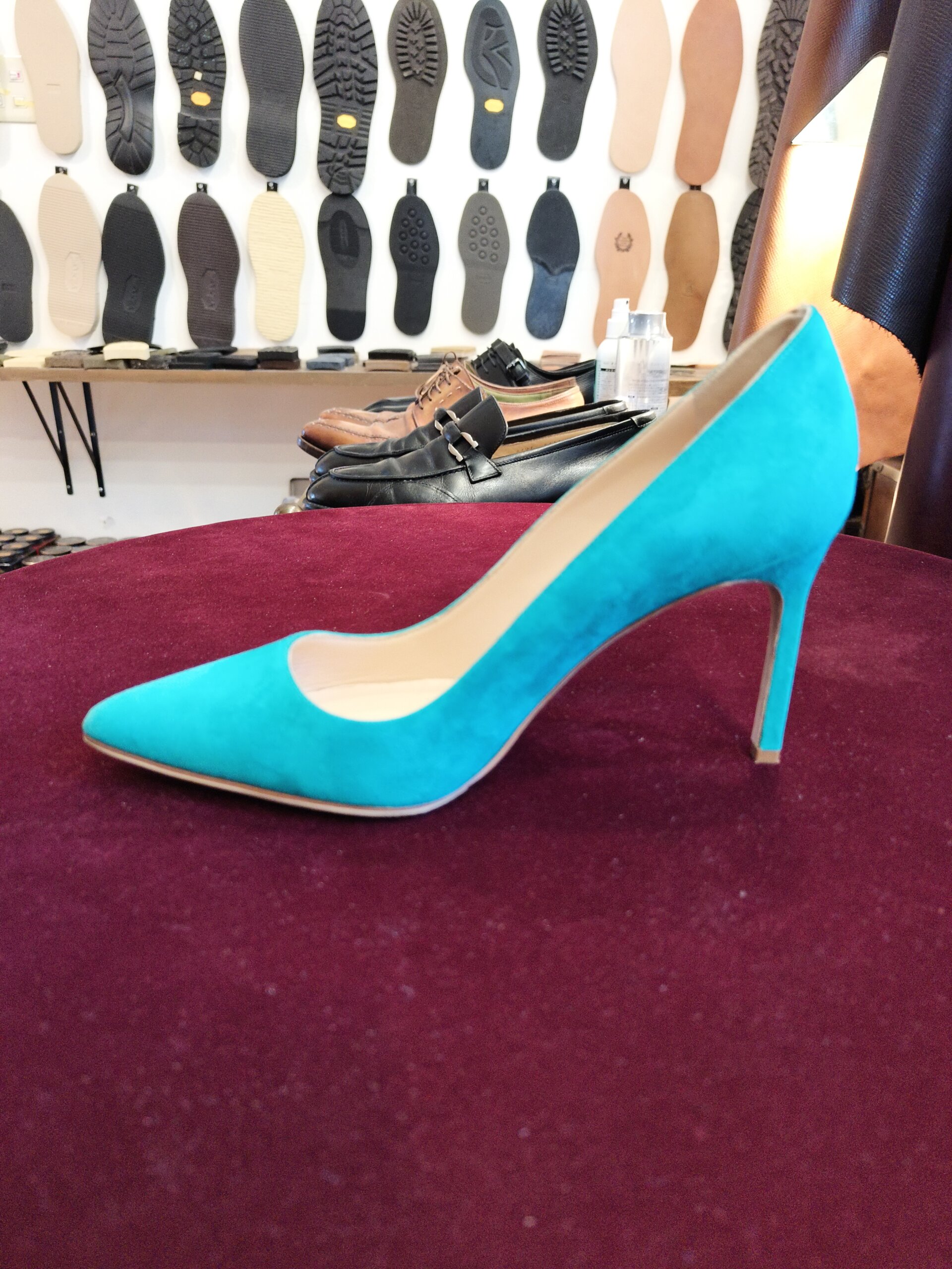 MANOLO BLAHNIK マノロブラニクのブラックパンプス修理後。靴底補強と全体の仕上がりを確認した靴修理事例