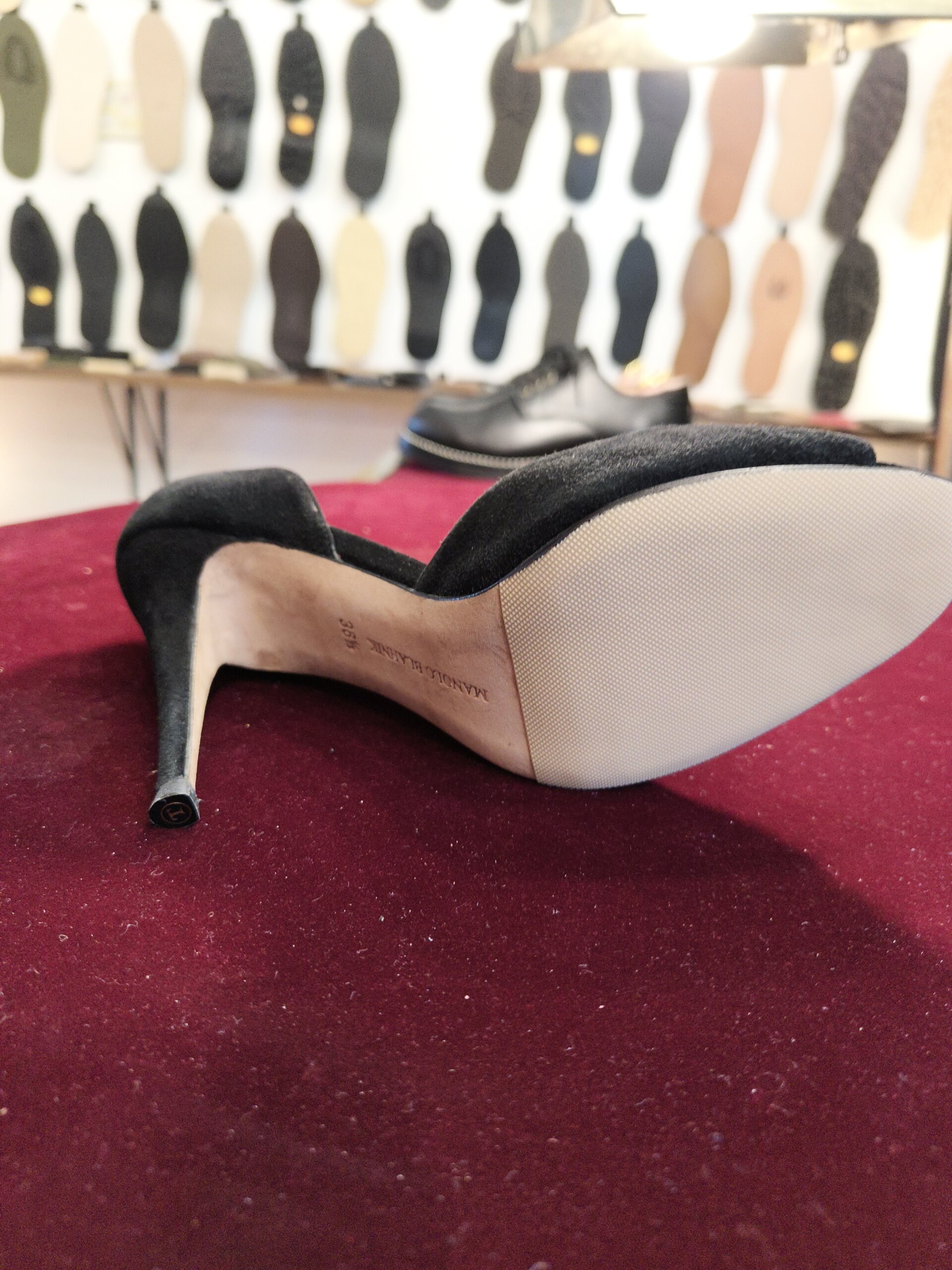 MANOLO BLAHNIK（マノロ ブラニク）のパンプスにハーフラバー滑り止め修理を行った後の全体