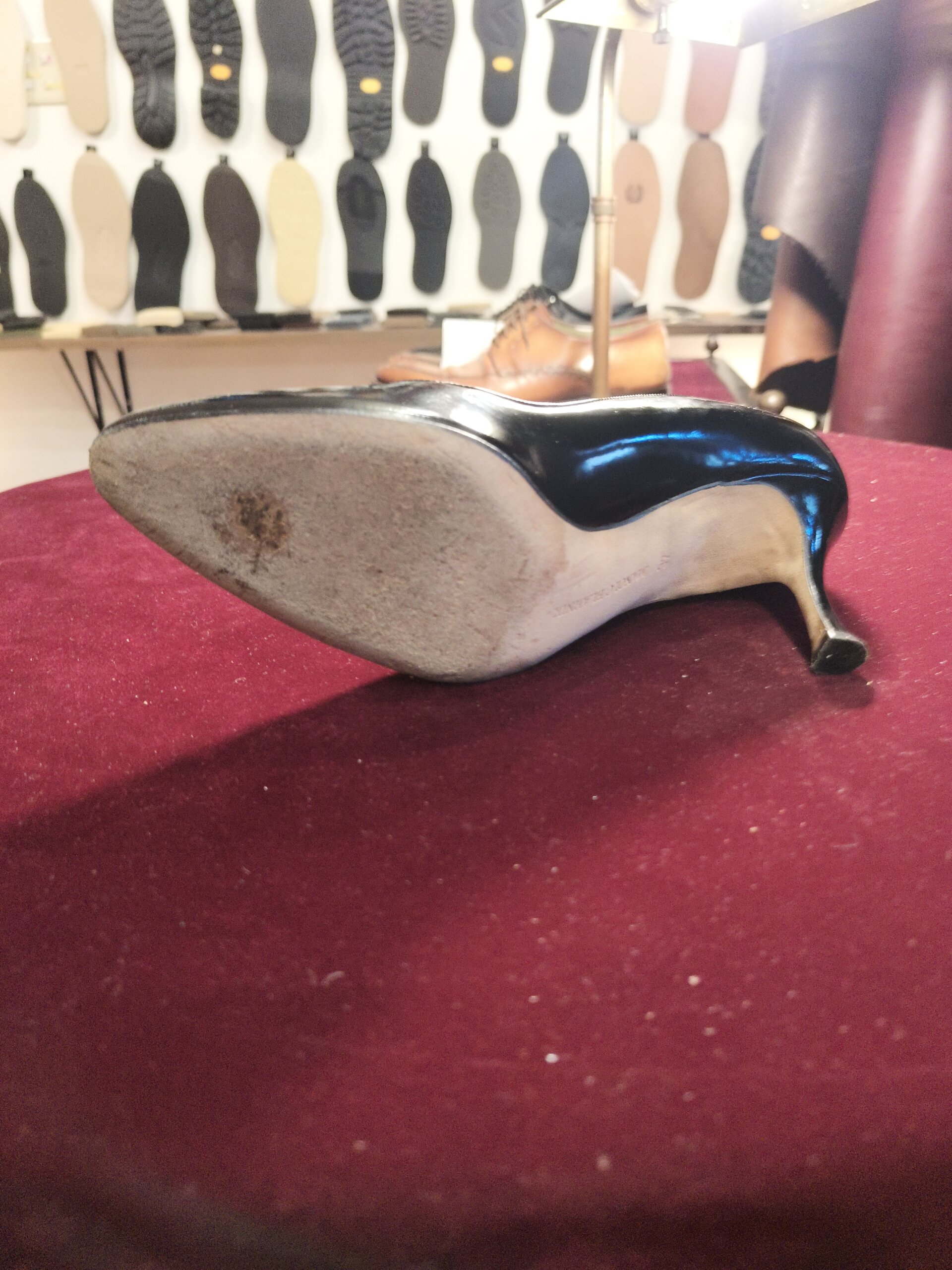 MANOLO BLAHNIK マノロブラニクのパンプス修理前。靴底の摩耗を確認したハーフラバー補強前の状態