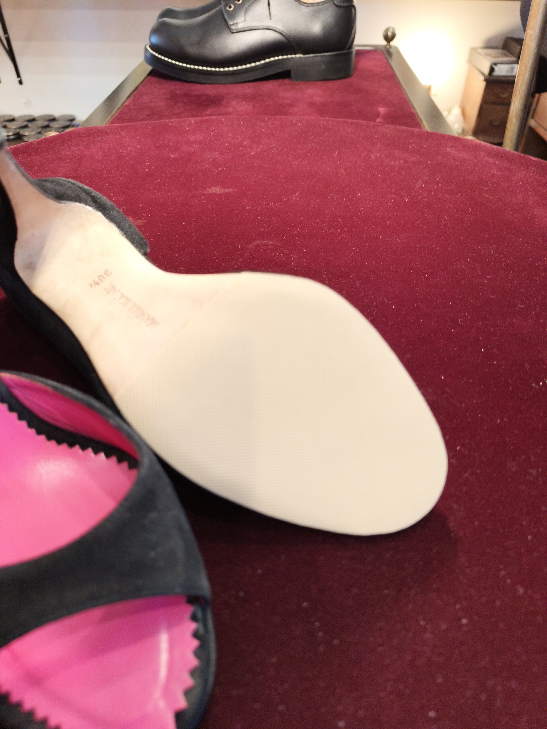 MANOLO BLAHNIK（マノロ ブラニク）のハーフラバー滑り止め修理後、前足部にラバーを貼ったソールの仕上がり