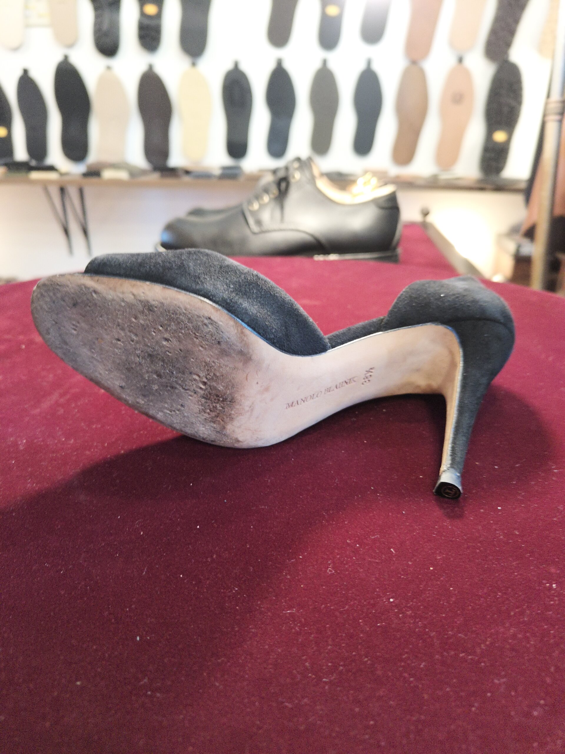 MANOLO BLAHNIK（マノロ ブラニク）のハーフラバー滑り止め修理前、摩耗したレザーソールの状態