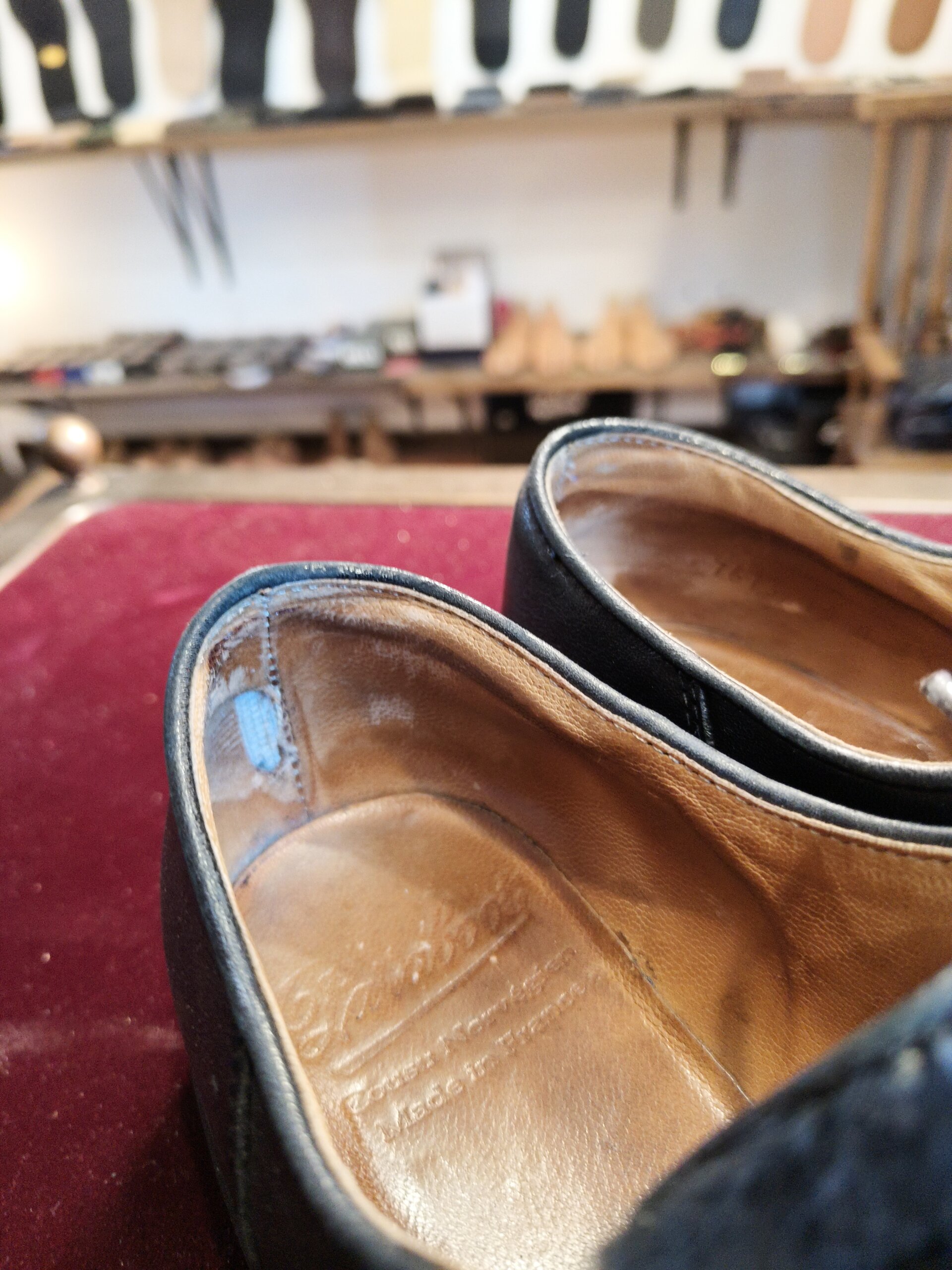PARABOOT パラブーツの履き口穴修理前。内側ライニングの穴を確認した横浜の靴修理事例