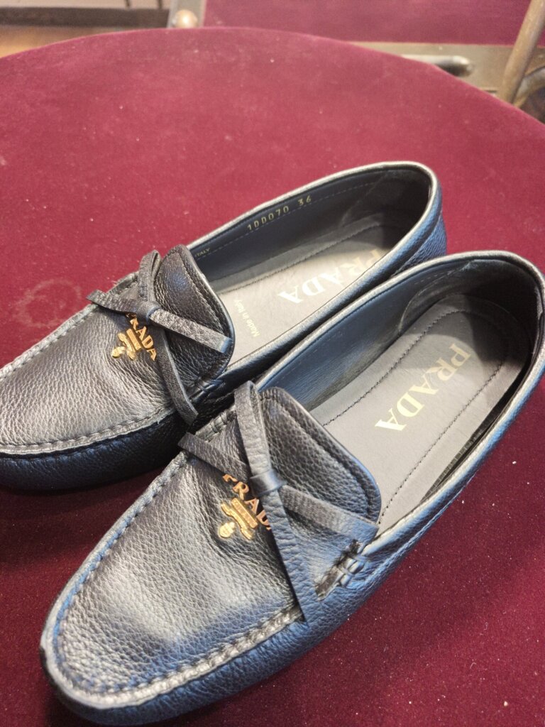 PRADA（プラダ）のドライビングシューズ糸解れ修理後、甲部分と縫い目を整えた仕上がり