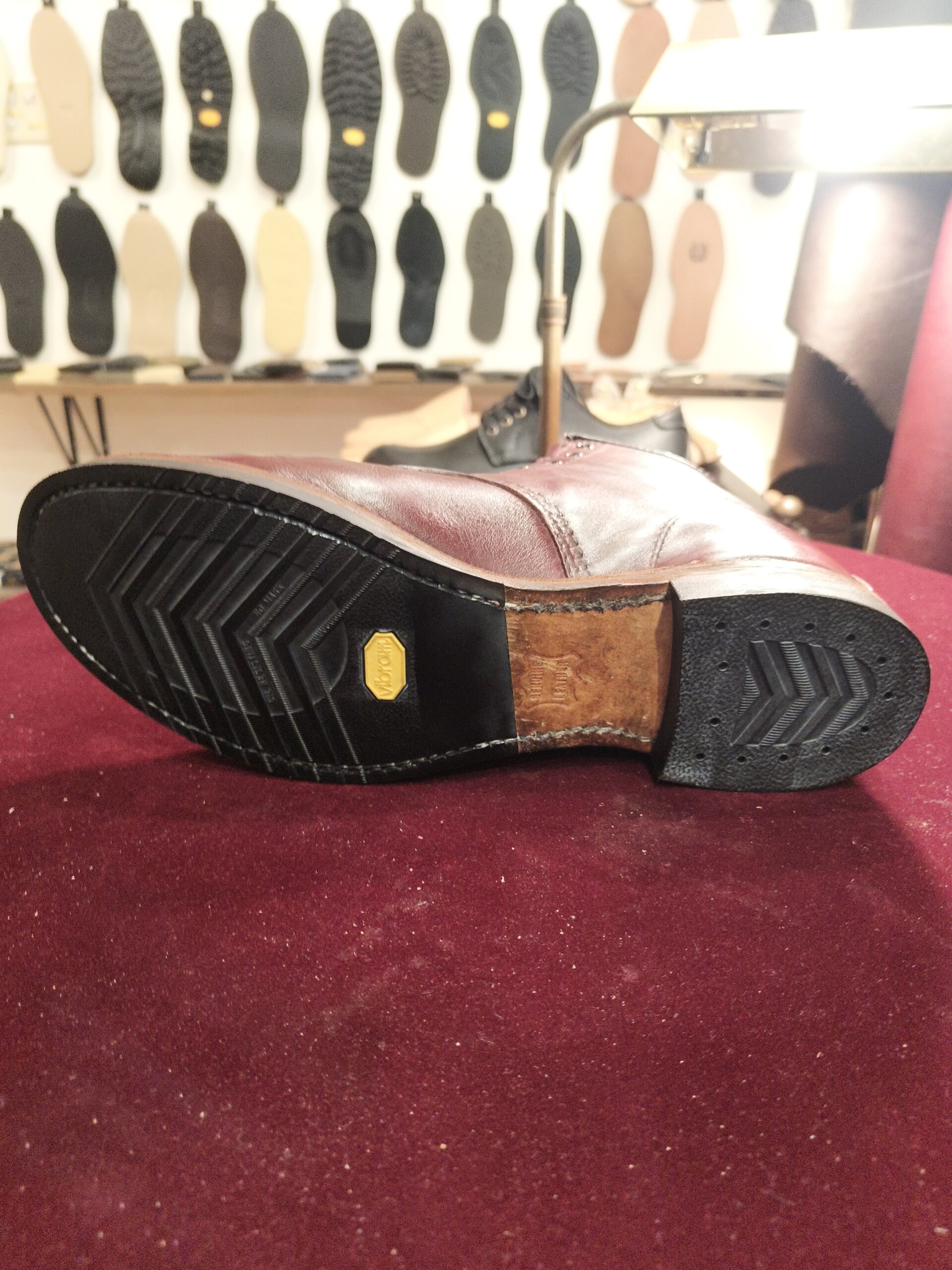 RED WING（レッドウィング）のオイル入れメンテナンス後、つま先周りの革に艶と深みを出した仕上がり