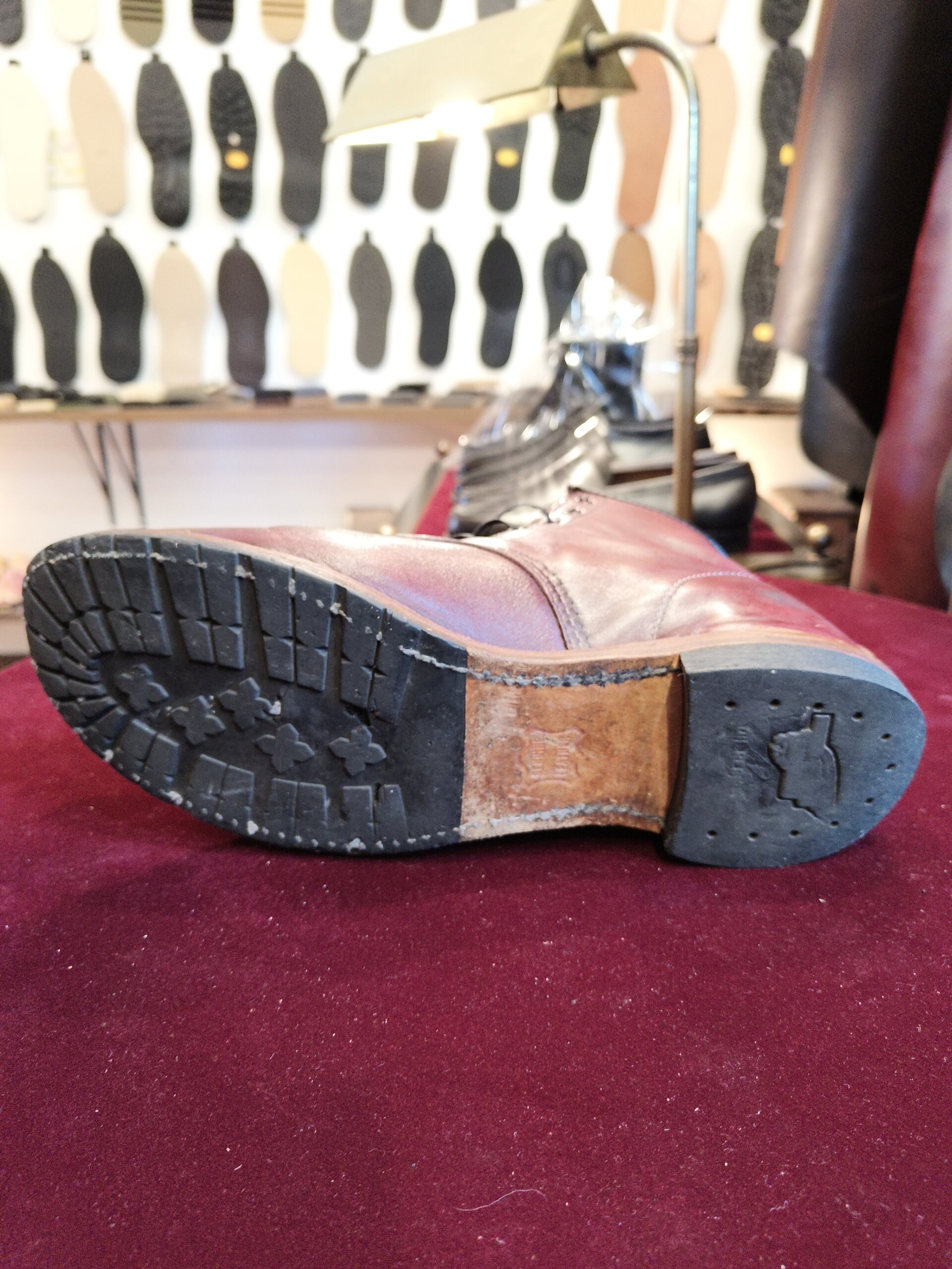 RED WING（レッドウィング）のオイル入れメンテナンス前、ブーツ側面の革の状態