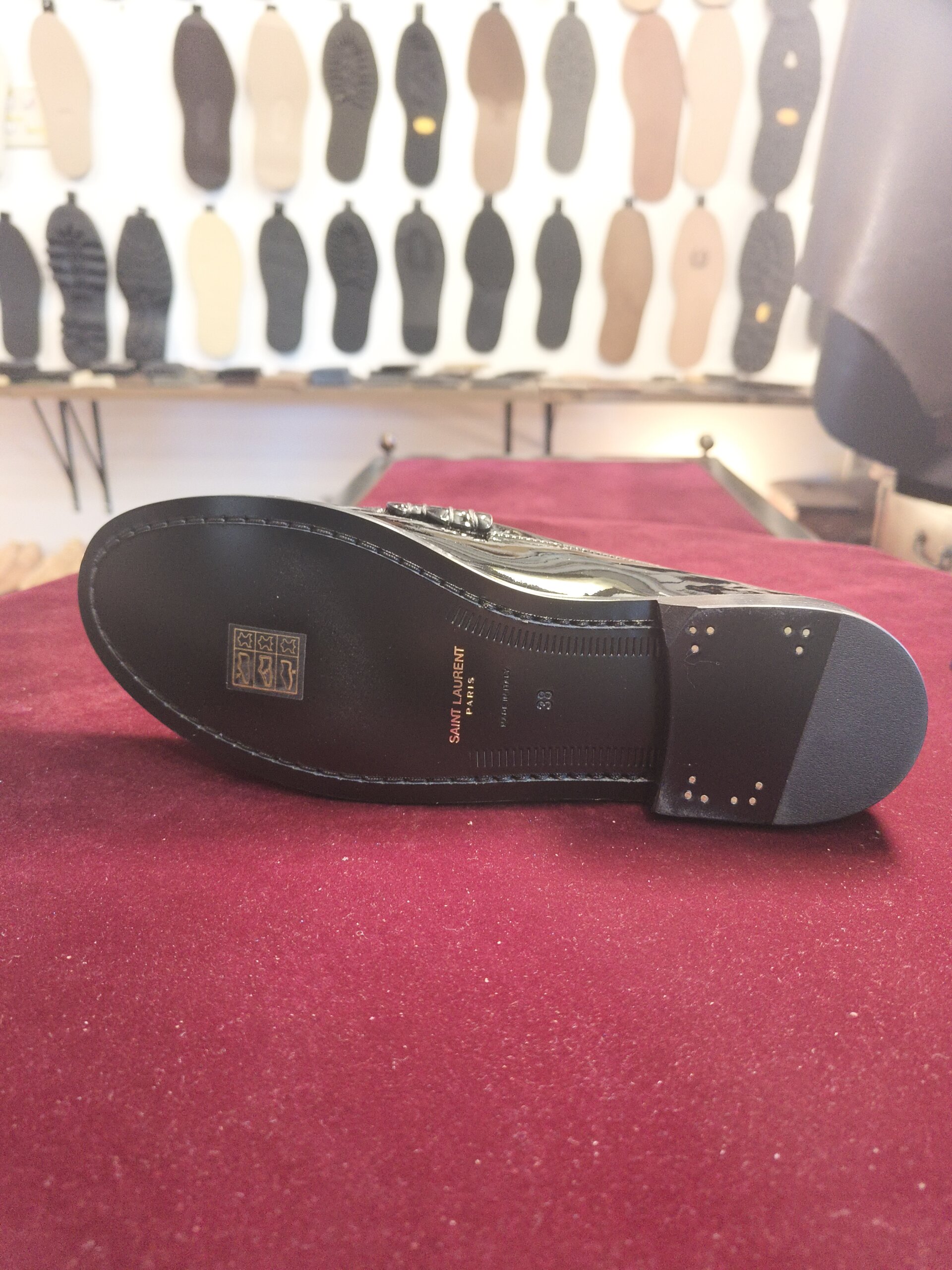 SAINT LAURENT(サンローラン)の新品ローファー、ハーフラバー補強前の靴底と全体の状態