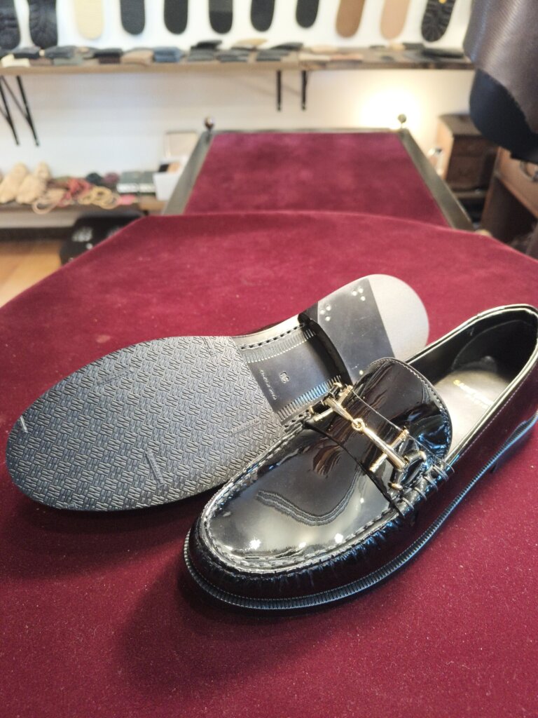 SAINT LAURENT（サンローラン）の新品ローファーにハーフラバー補強を行った後の仕上がり