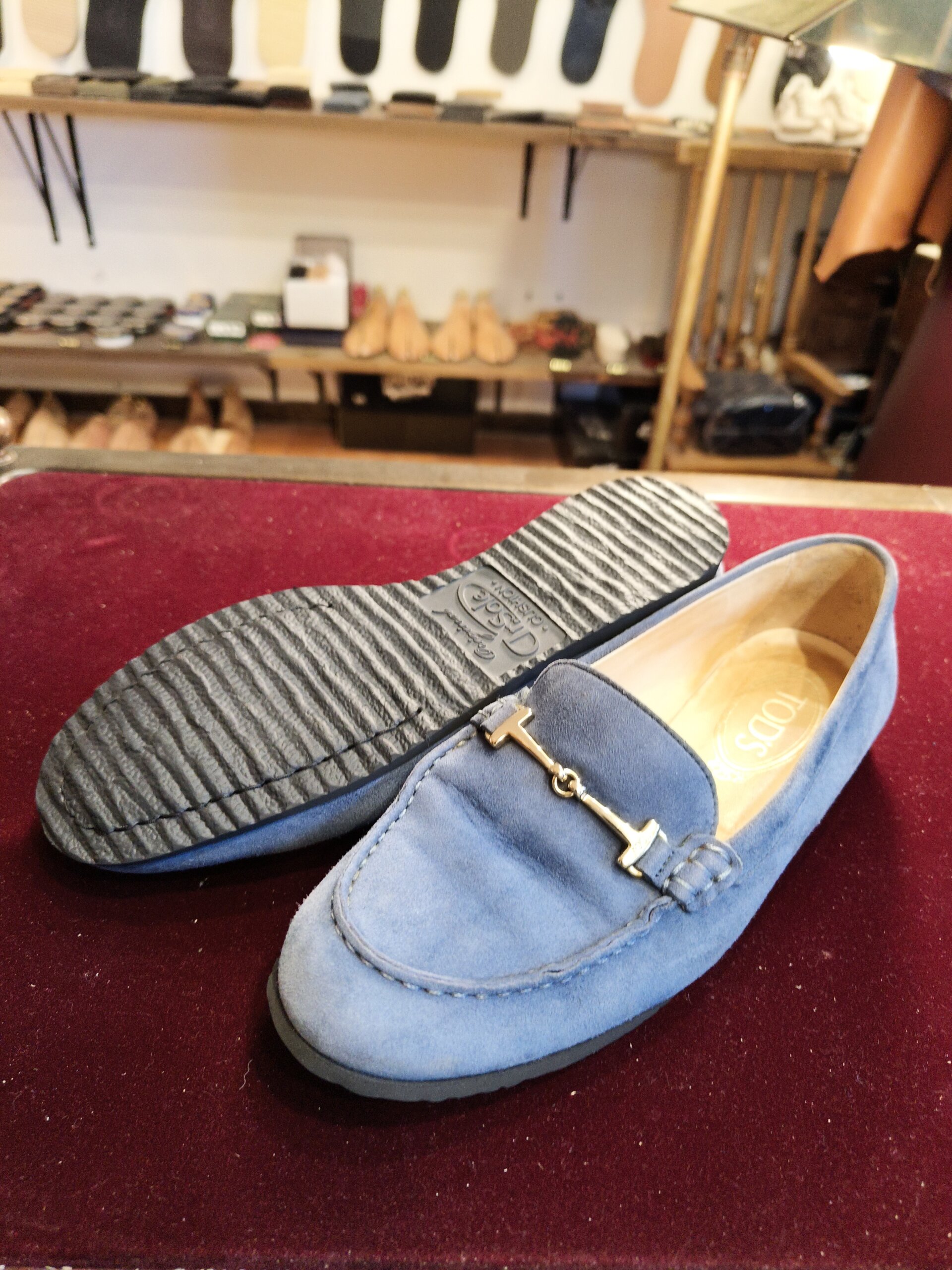 TOD'S(トッズ)のドライビングシューズをオールソール修理し、靴底を新しく交換した後の状態