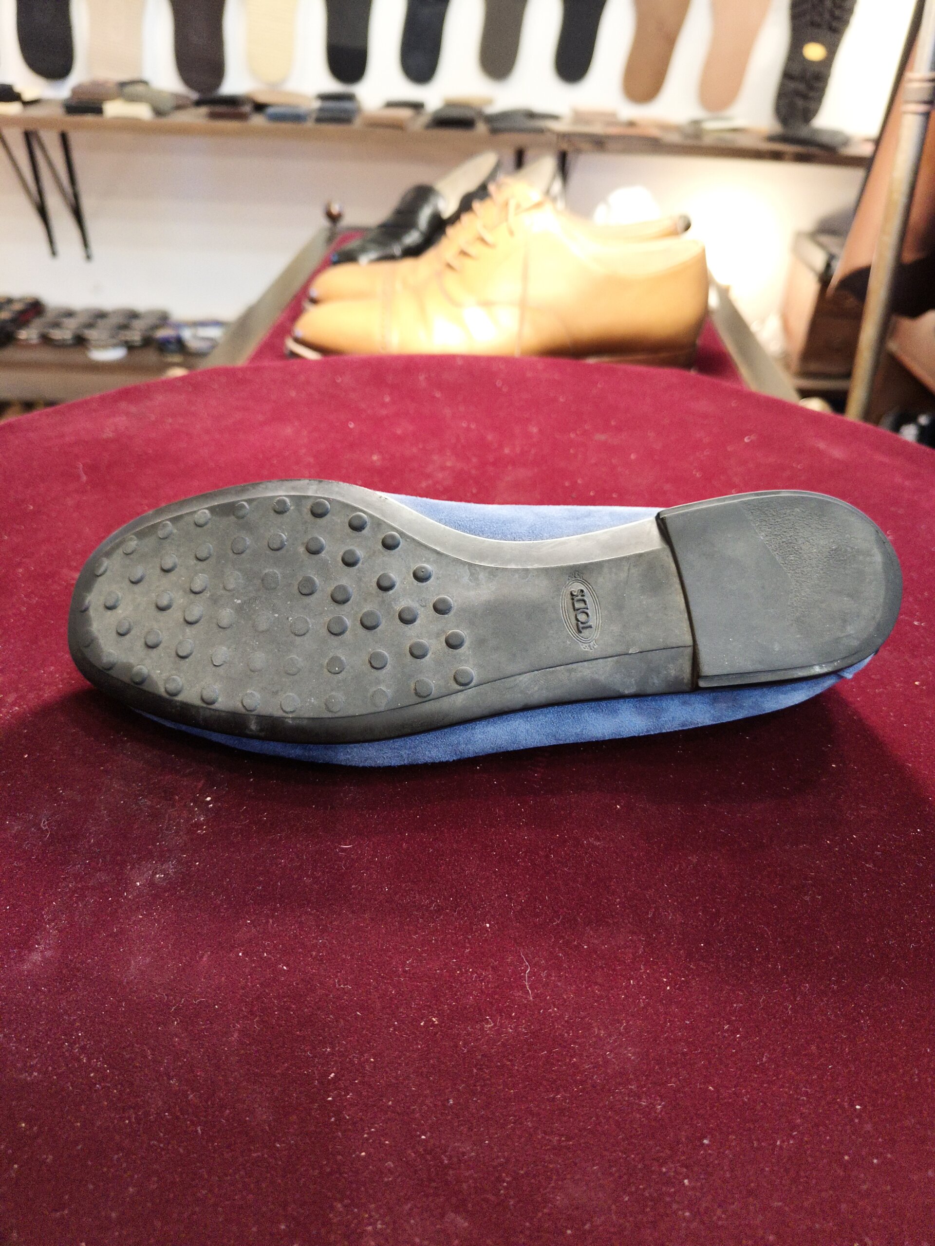 TOD'S(トッズ)のドライビングシューズをオールソール修理する前の全体とソールの状態