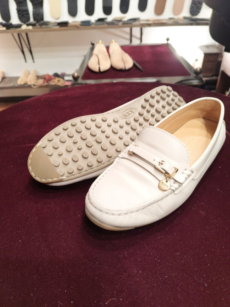 TOD'S（トッズ）のドライビングシューズ、つま先破れ防止の補強修理後。ソール側の補強部分と全体の仕上がり