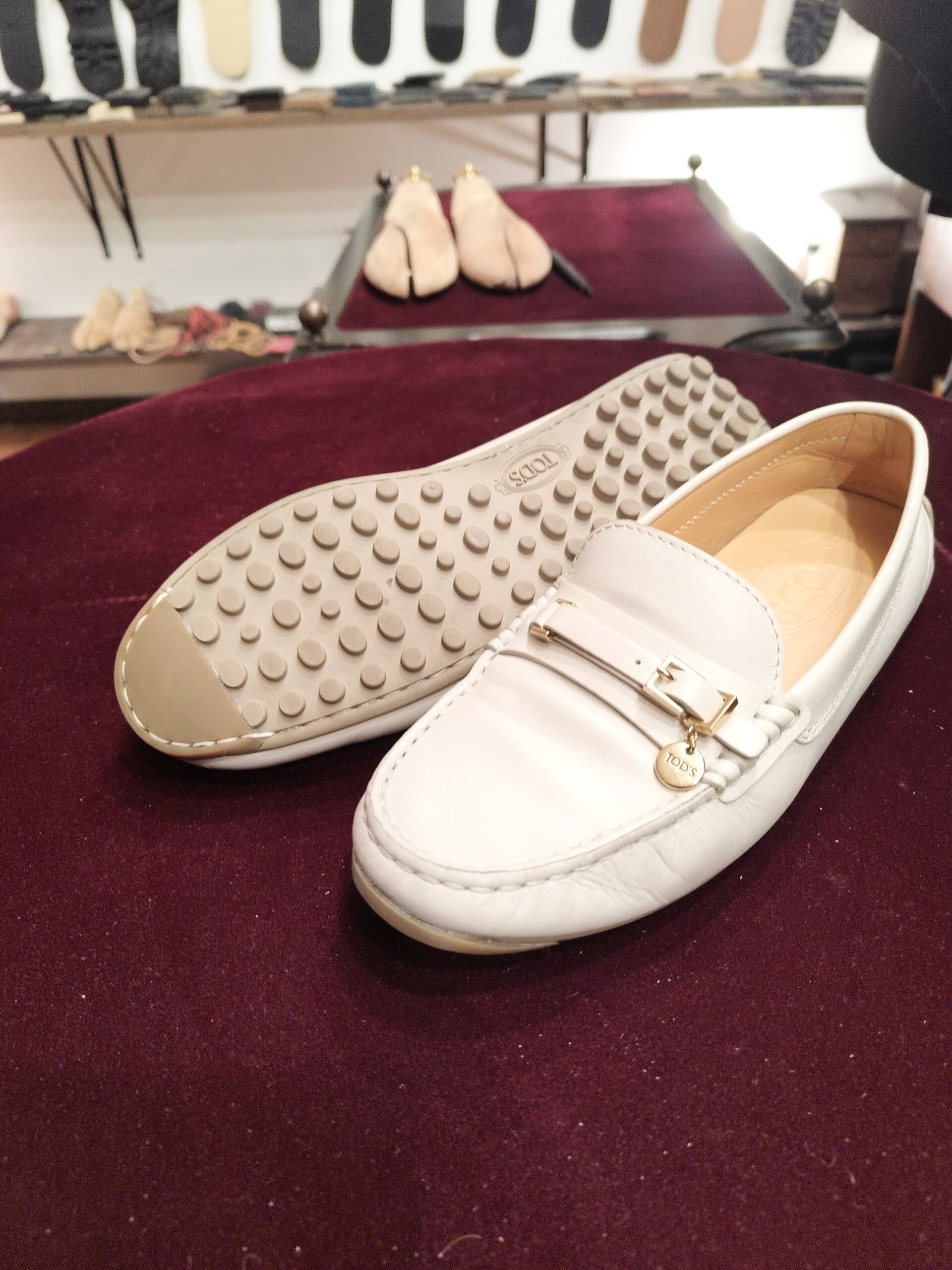 TOD'S（トッズ）のドライビングシューズ、つま先破れ防止の補強修理後。ソール側の補強部分と全体の仕上がり