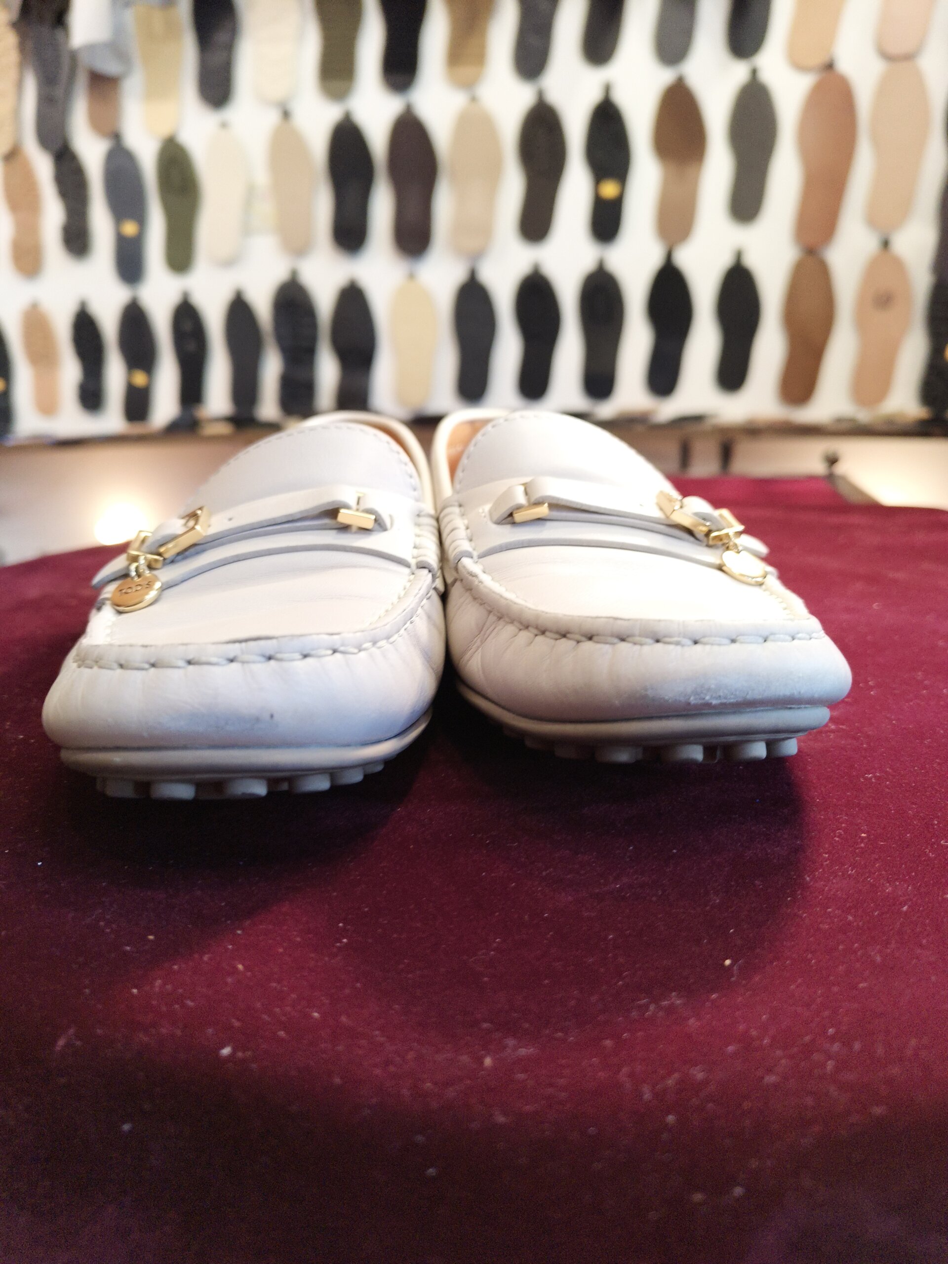 TOD'S（トッズ）のドライビングシューズ、つま先破れ防止補強前の靴底と全体の状態