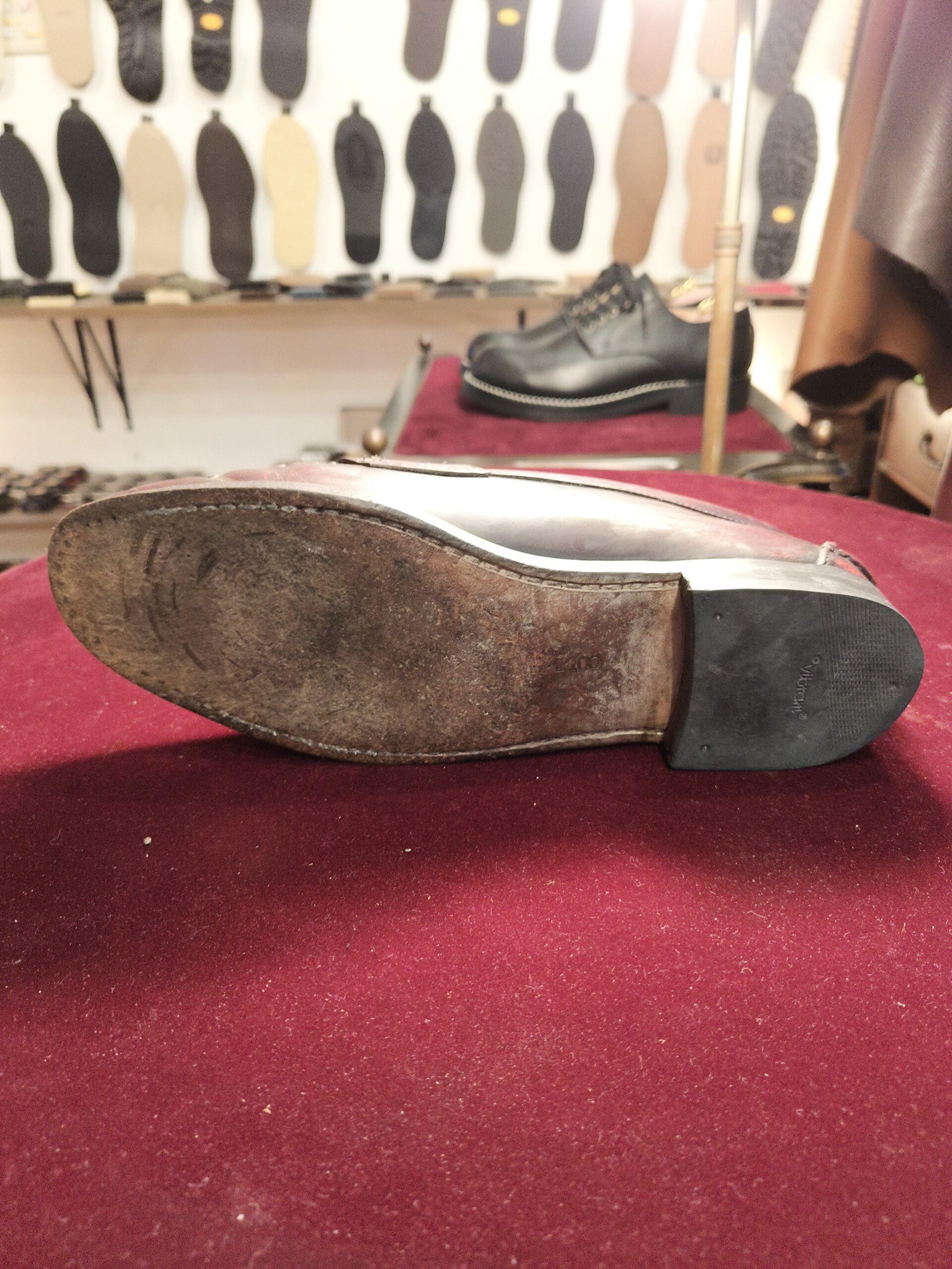 COLE HAAN(コール ハーン)のレザーソールシューズをオールソール修理する前のかかと後方の状態|横浜の靴修理事例