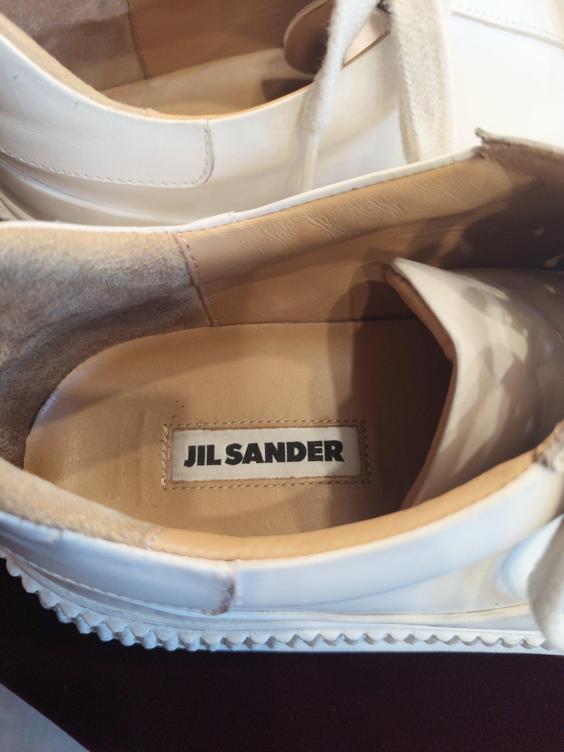 JIL SANDER(ジル サンダー)のスニーカーソール交換修理後、ブランドタグと内側の仕上がり|横浜の靴修理事例