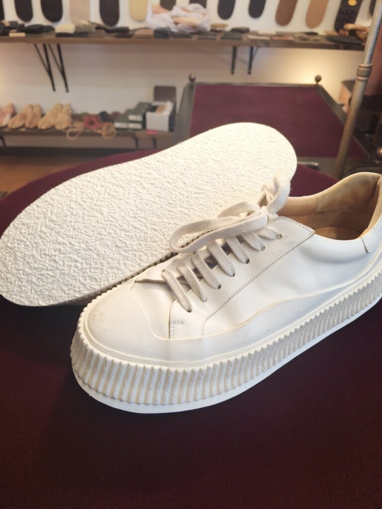 JIL SANDER（ジル サンダー）のスニーカーソール交換修理後、白スニーカー全体とソールの仕上がり｜横浜の靴修理事例