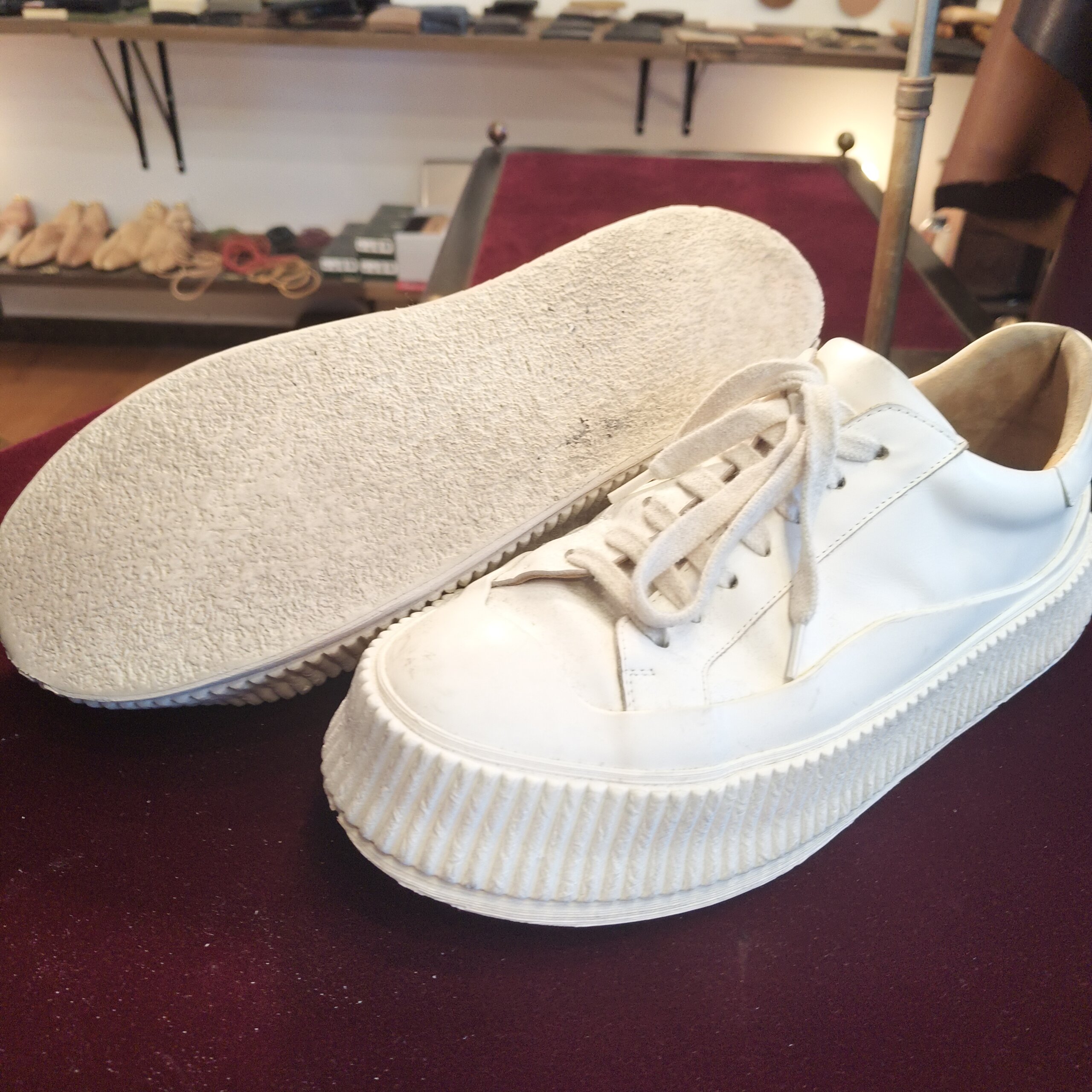 JIL SANDER(ジル サンダー)のスニーカーソール交換修理前、ソール裏面と全体の状態|横浜の靴修理事例