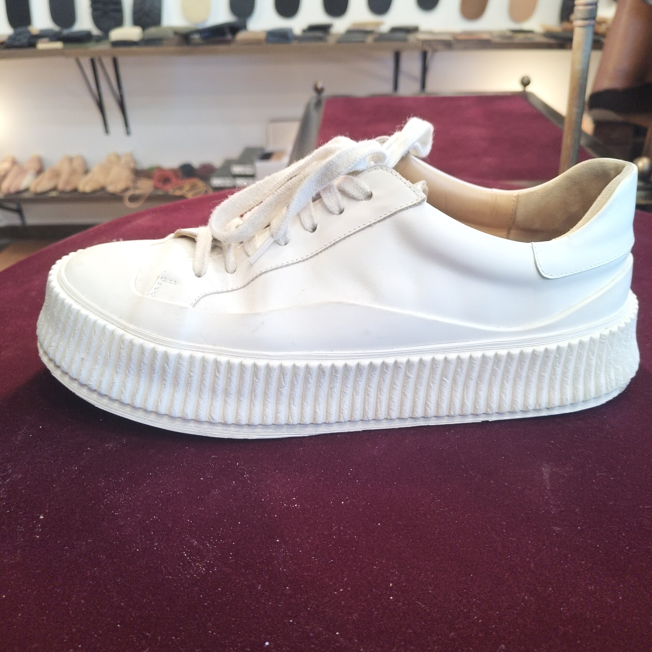 JIL SANDER(ジル サンダー)のスニーカーソール交換修理前、白スニーカー側面とソールの状態|横浜の靴修理事例