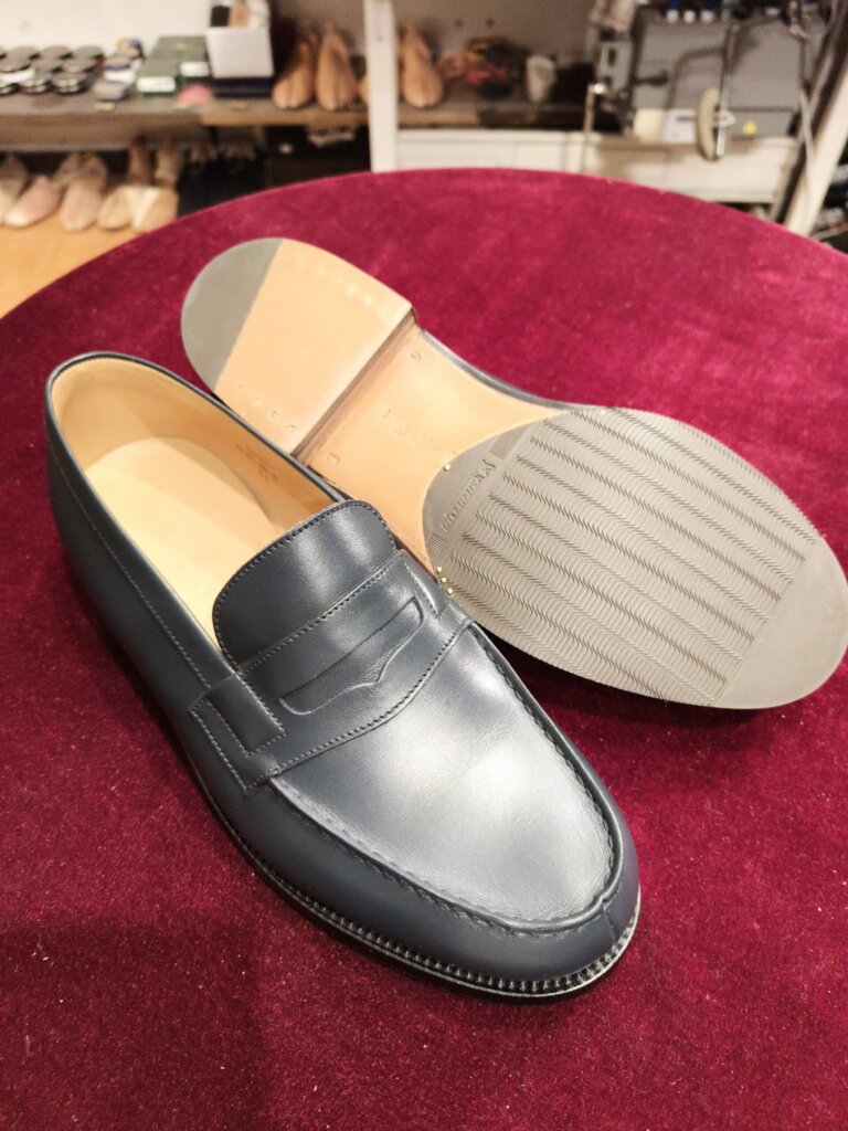 J.M. WESTON（ジェイエムウエストン）の新品靴にハーフラバーを貼った後、全体とソールの仕上がり｜横浜の靴修理事例