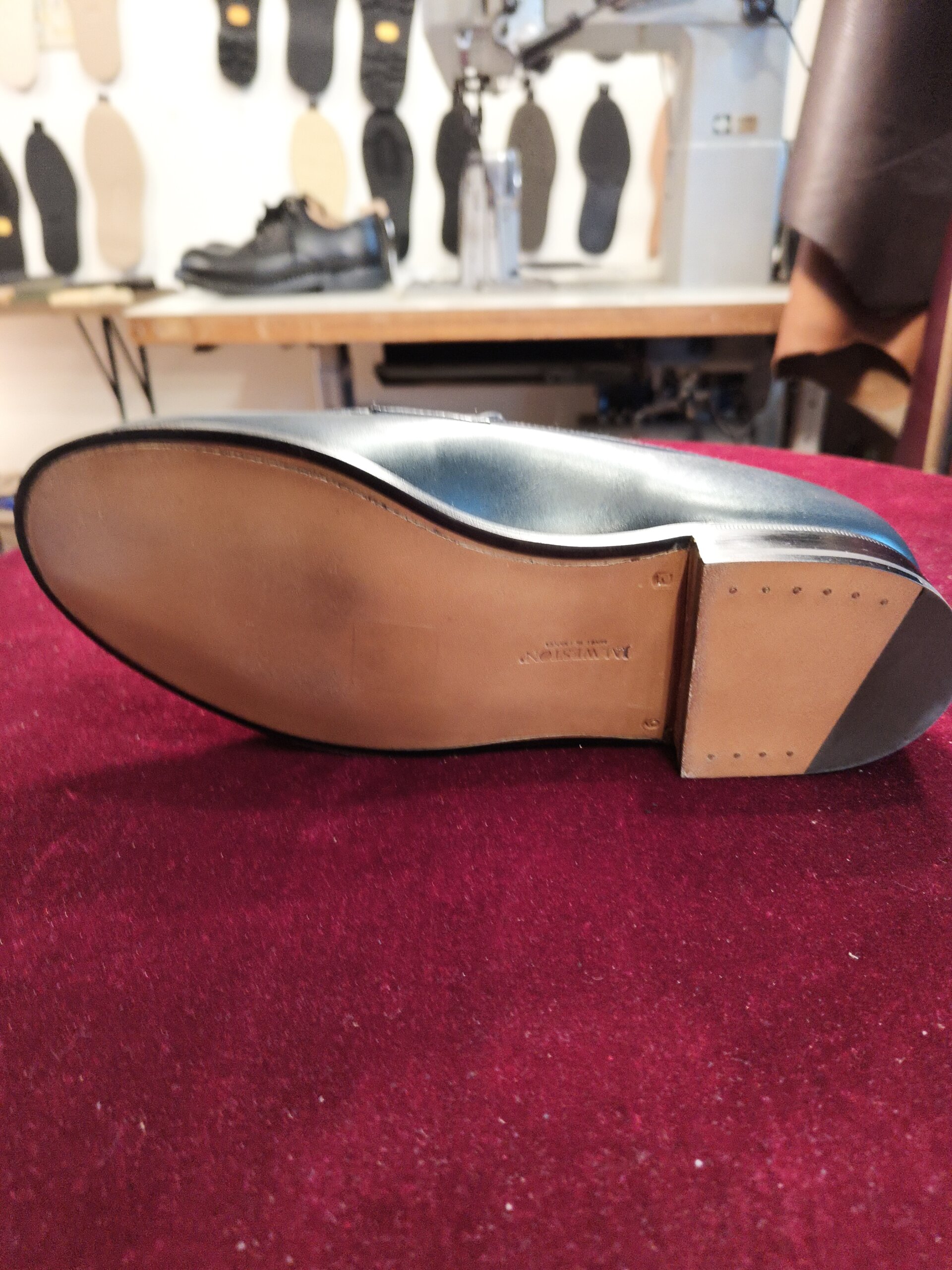 J.M. WESTON(ジェイエムウエストン)の新品靴にハーフラバーを貼る前のレザーソール裏面の状態|横浜の靴修理事例
