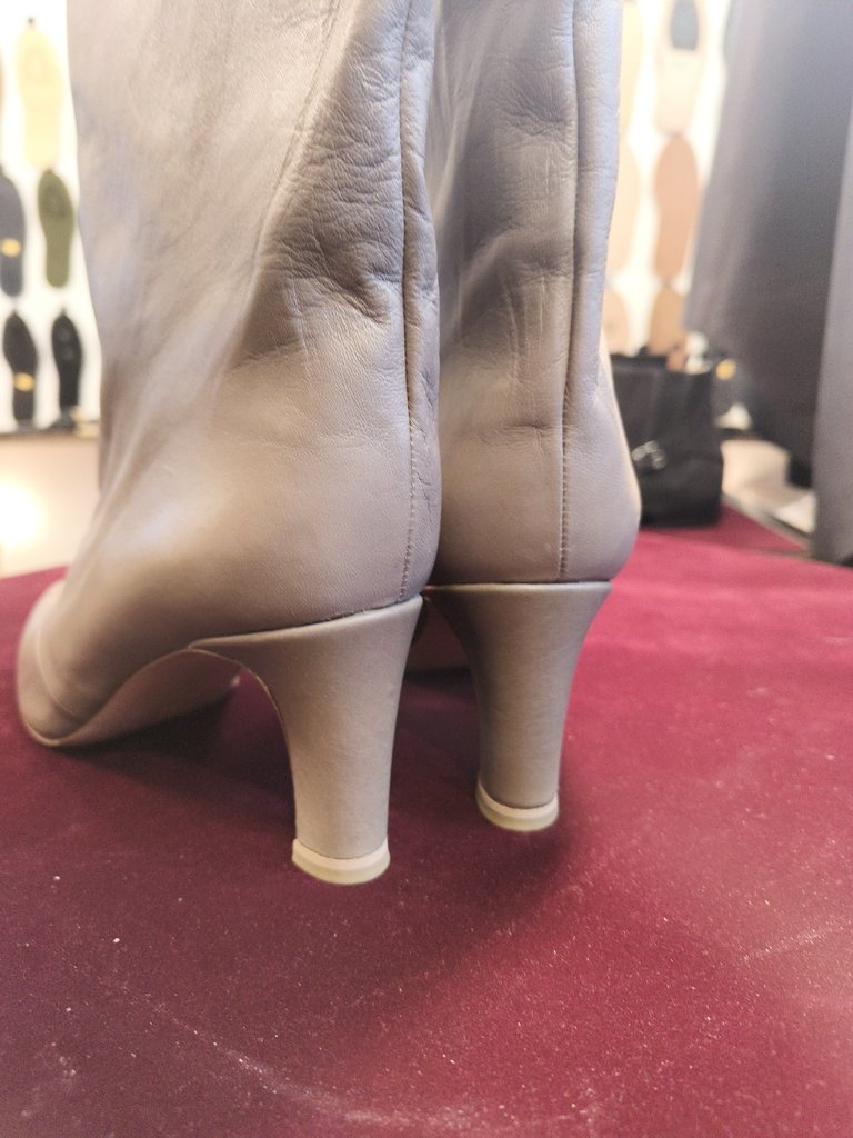 ロングブーツのヒール巻革修理後、両足ヒール部分を補修した仕上がり｜横浜の靴修理事例