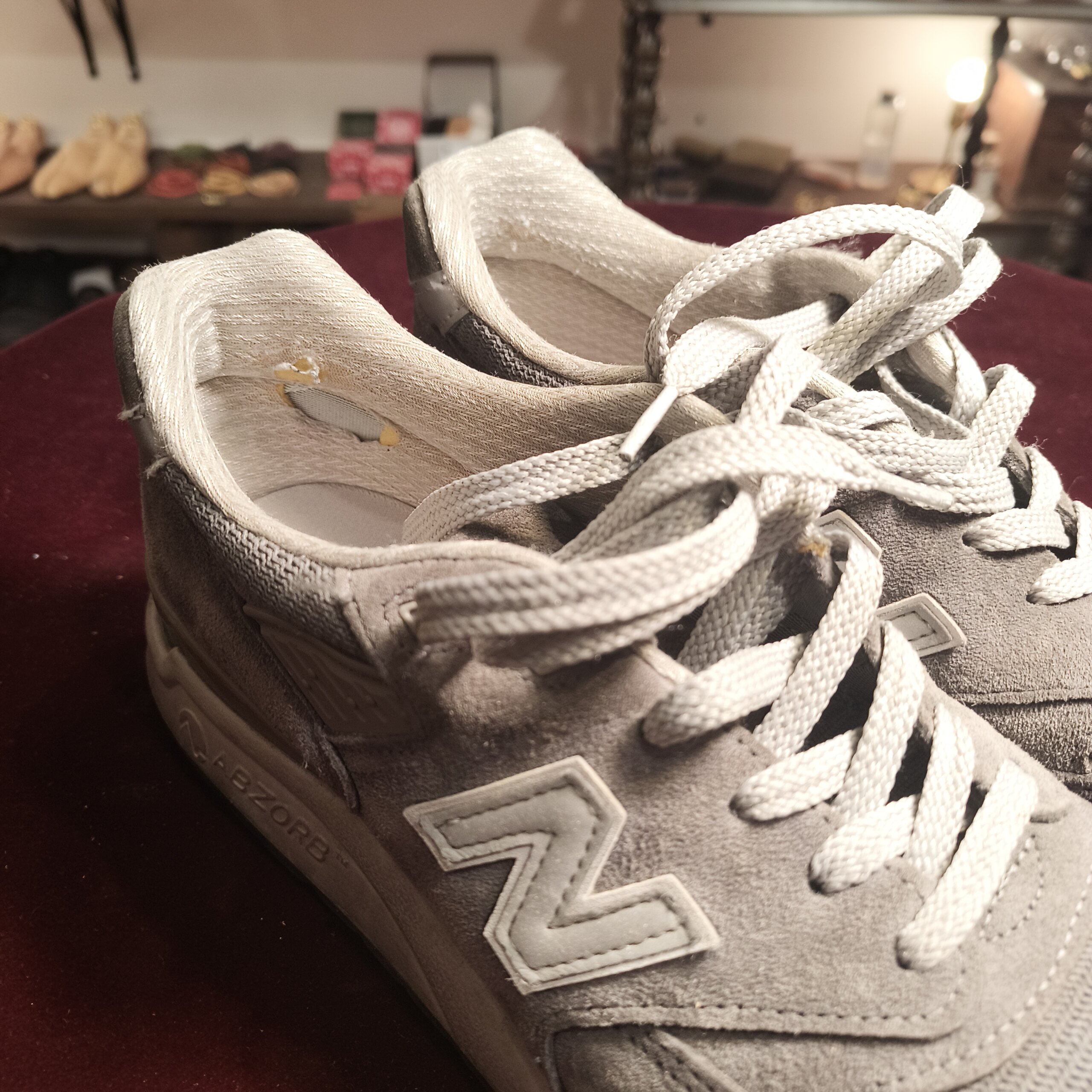 NEW BALANCE（ニューバランス）の履き口破れ修理前、スニーカー内側の破れと擦れの状態｜横浜の靴修理事例