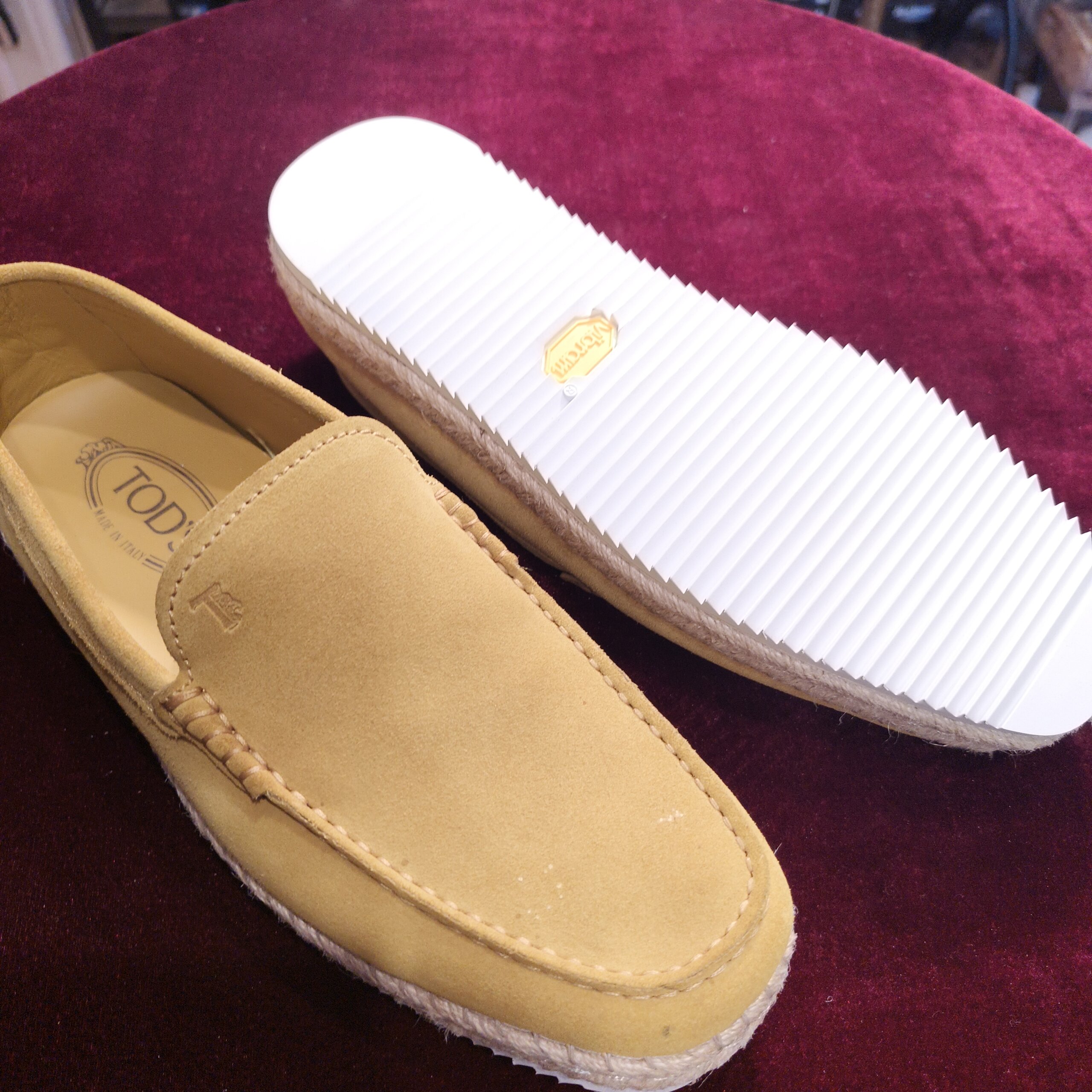 TOD'S(トッズ)のスリッポンソール交換修理後、白いVibramソールに交換した仕上がり|横浜の靴修理事例