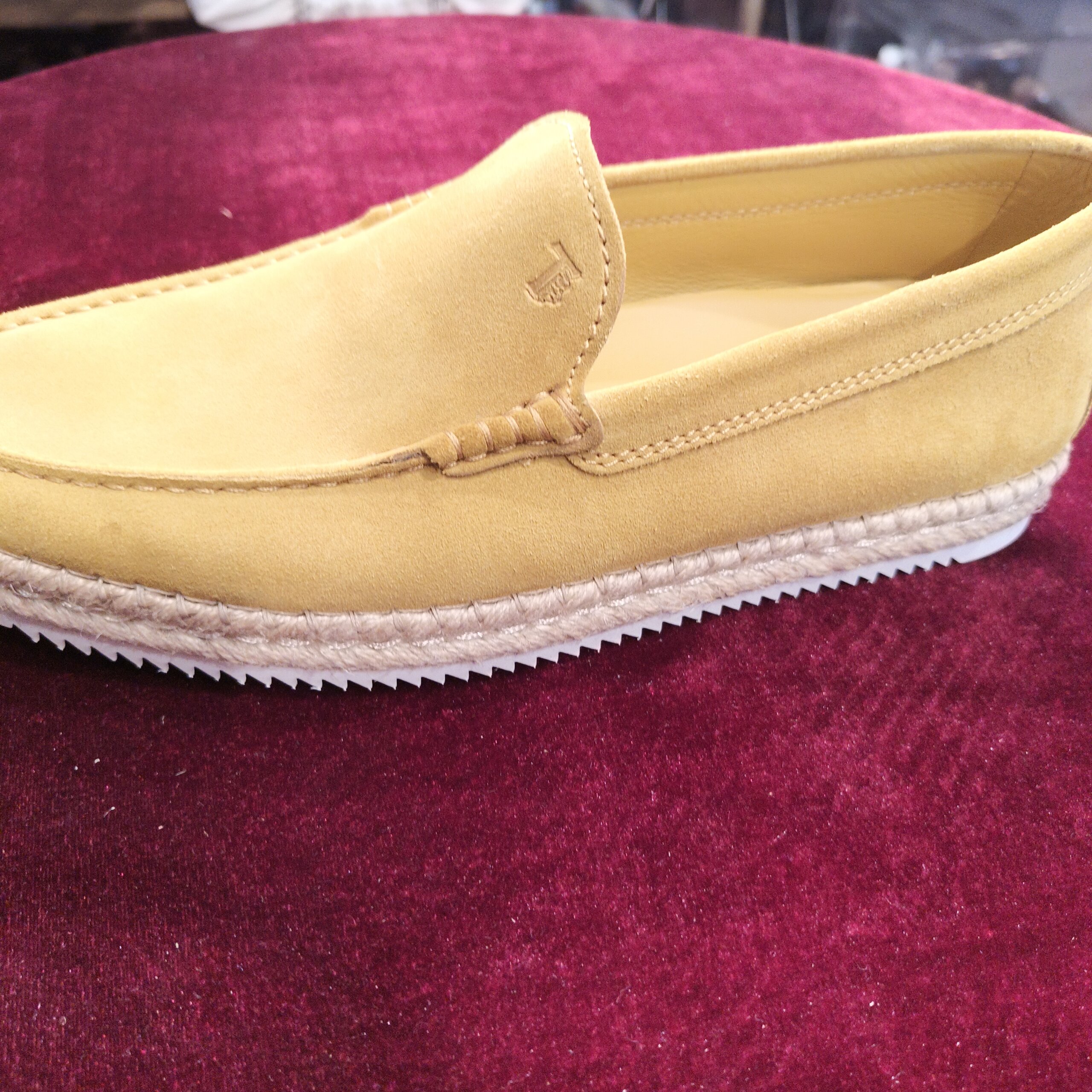 TOD'S(トッズ)のスリッポンソール交換修理後、アッパー側面とソール周辺の仕上がり|横浜の靴修理事例