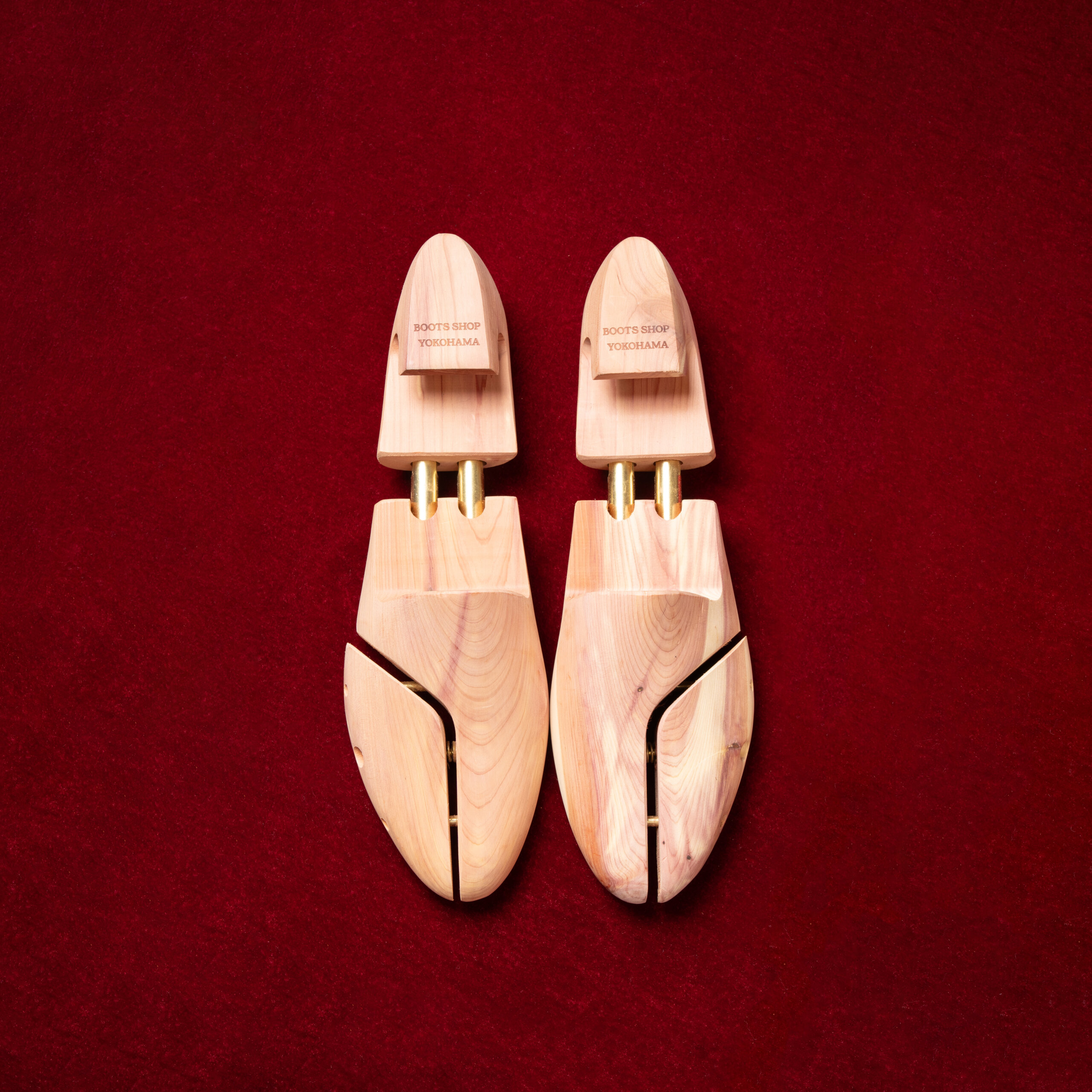 BOOTS SHOP YOKOHAMA Original Shoe Trees、赤いベルベットの上で撮影したオリジナルシューツリーの商品画像