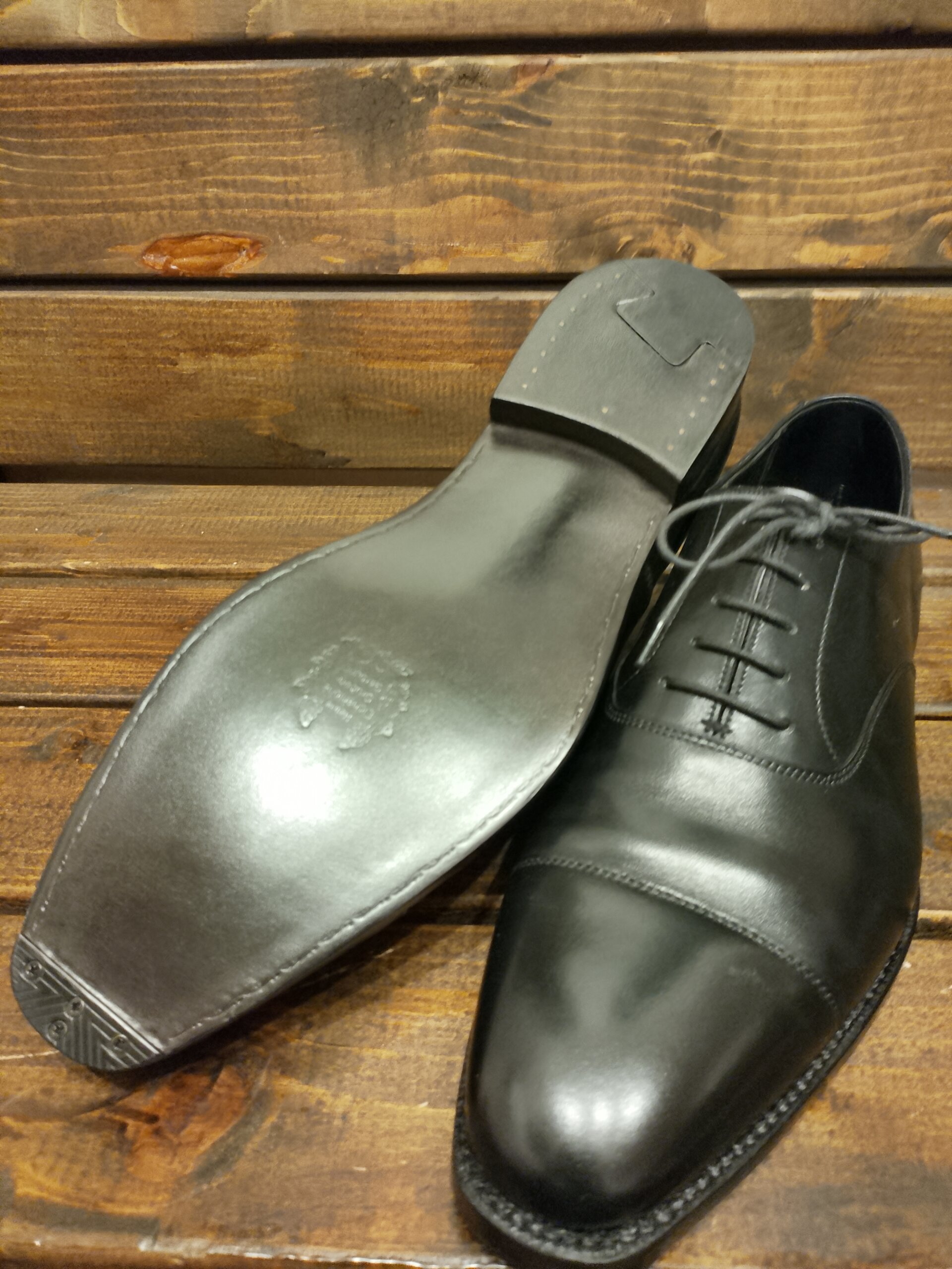 CROCKETT&JONES(クロケット アンド ジョーンズ)のオールソール修理後、レザーソールとヒール周辺を整えた靴底の仕上がり|横浜の靴修理事例