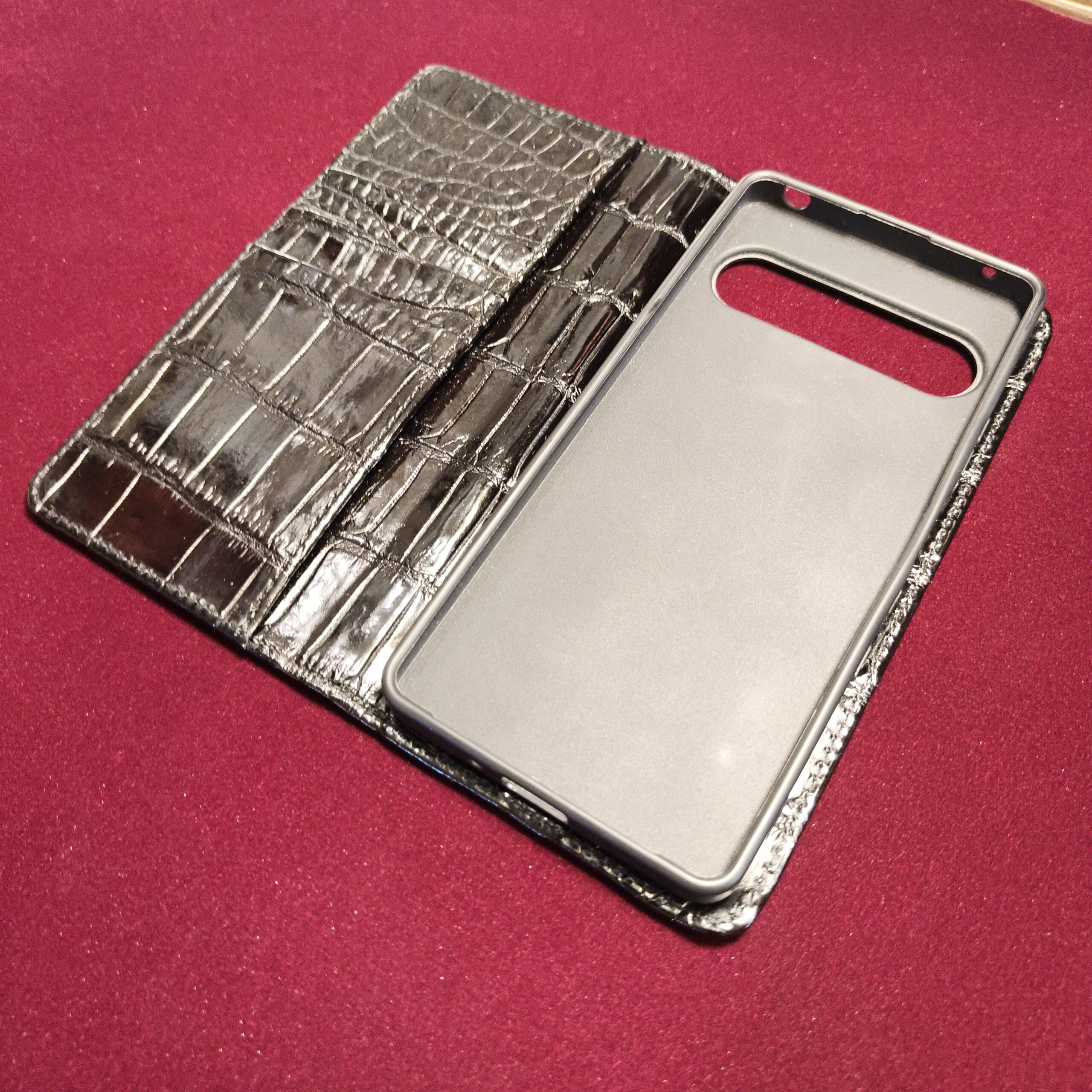 クロコダイルのスマホケースカラーリング前、外装全体のクロコ柄と色味の状態|横浜の革製品修理事例