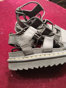 DR.MARTENS（ドクターマーチン）のサンダルベルト革破れ修理後、サンダル全体とベルト部分の仕上がり｜横浜の靴修理事例