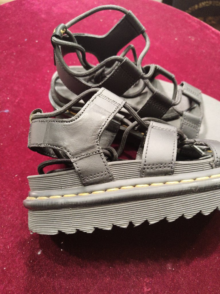 DR.MARTENS（ドクターマーチン）のサンダルベルト革破れ修理後、サンダル全体とベルト部分の仕上がり｜横浜の靴修理事例