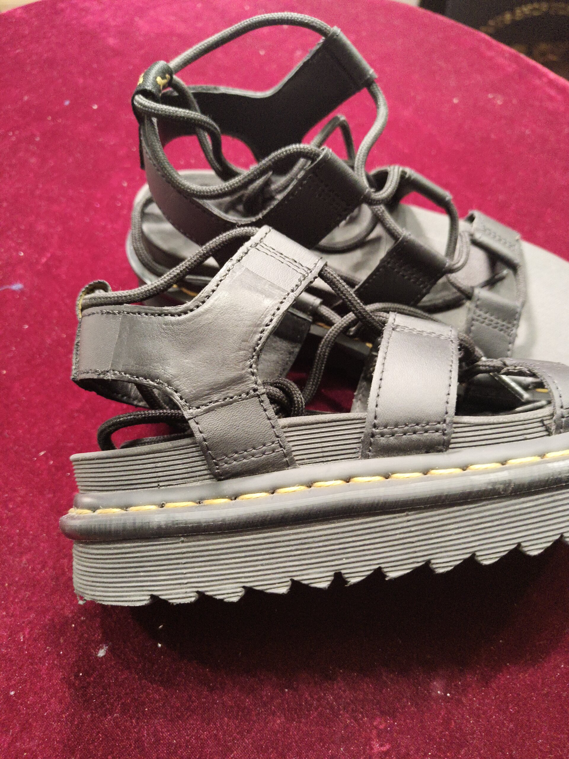 DR.MARTENS(ドクターマーチン)のサンダルベルト革破れ修理後、ベルト付け根を補修した仕上がり|横浜の靴修理事例