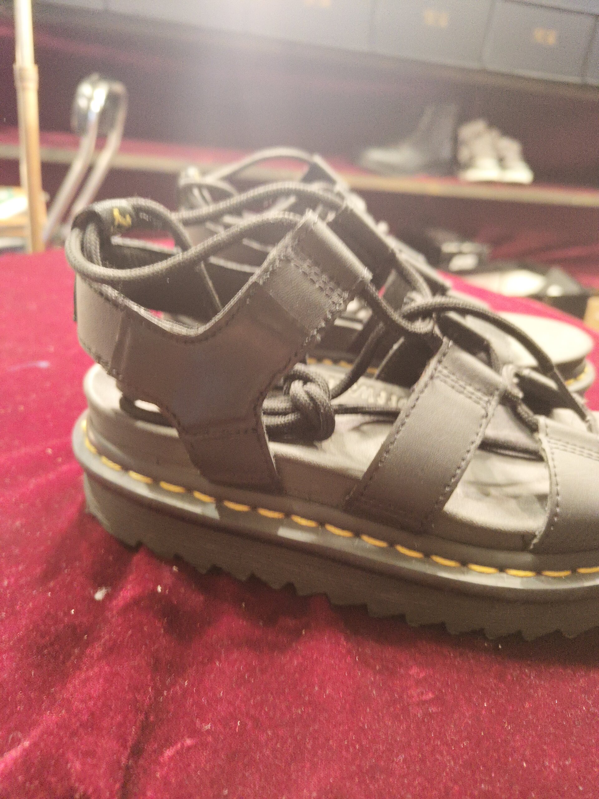 DR.MARTENS(ドクターマーチン)のサンダルベルト革破れ修理後、サンダル全体とベルト部分の仕上がり|横浜の靴修理事例