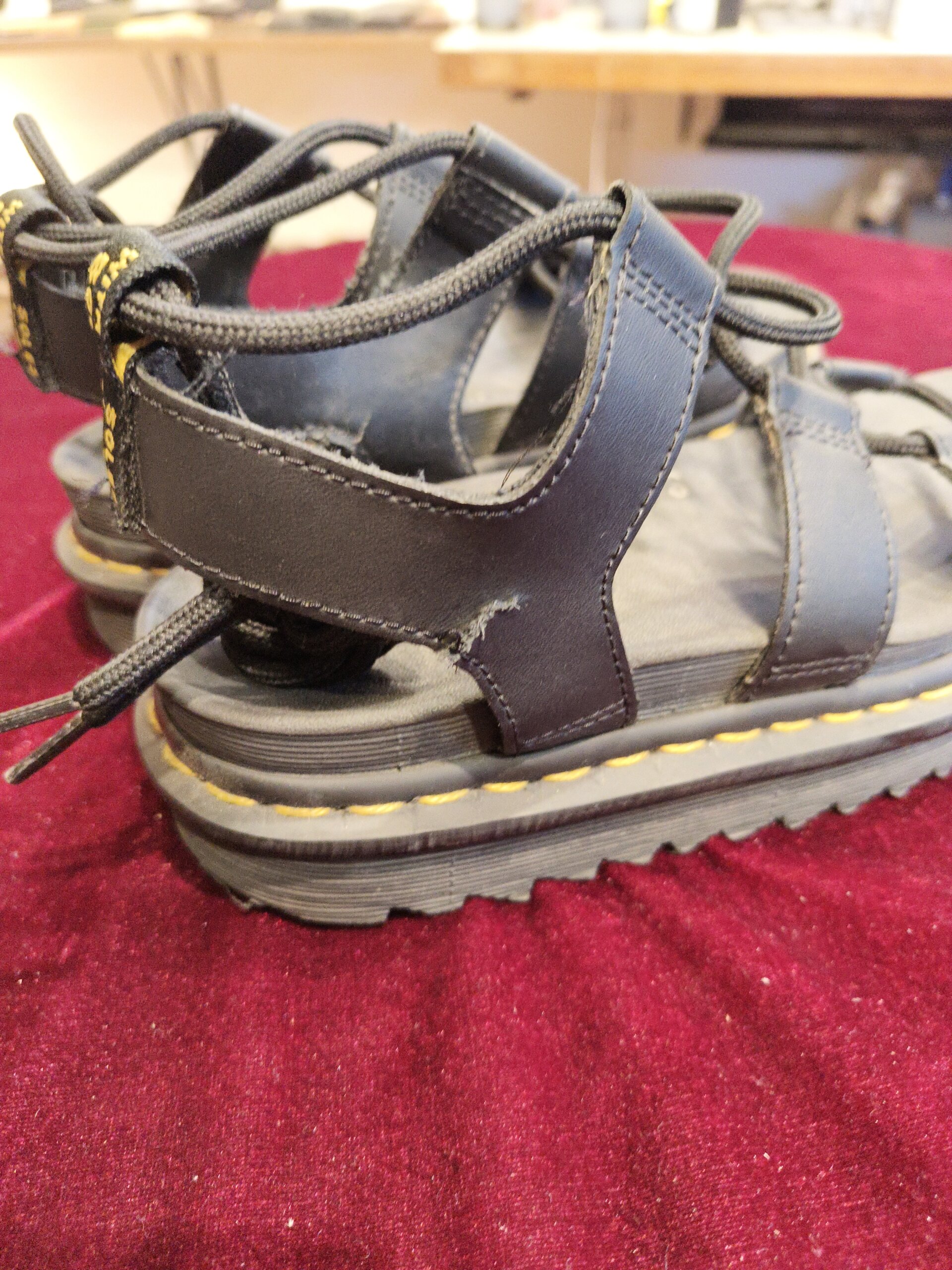 DR.MARTENS(ドクターマーチン)のサンダルベルト革破れ修理前、内側ベルト部分の擦れと破れの状態|横浜の靴修理事例