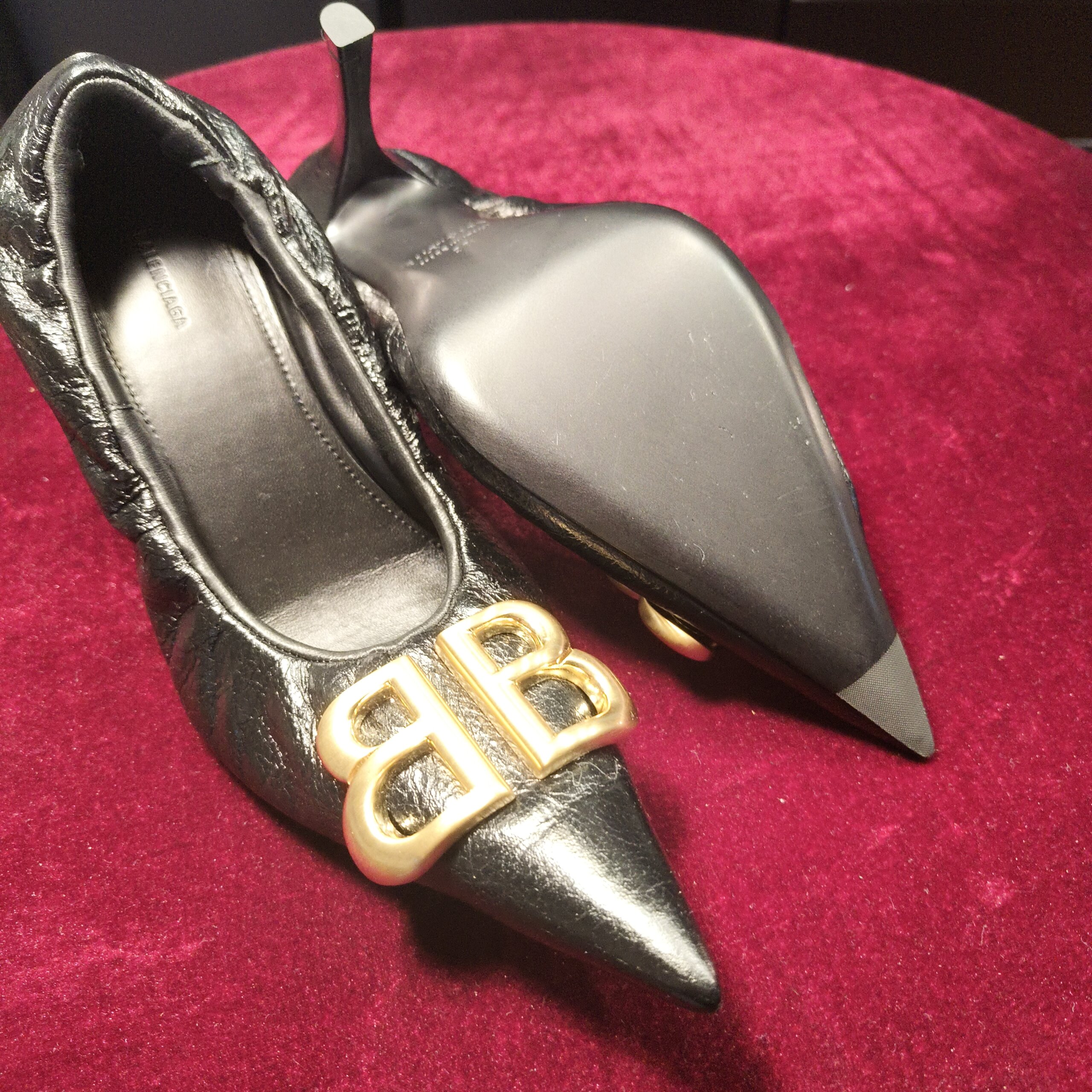BALENCIAGA（バレンシアガ）の新品パンプス、ハーフラバー補強・傷防止保護フィルム加工前の靴全体とレザーソールの状態