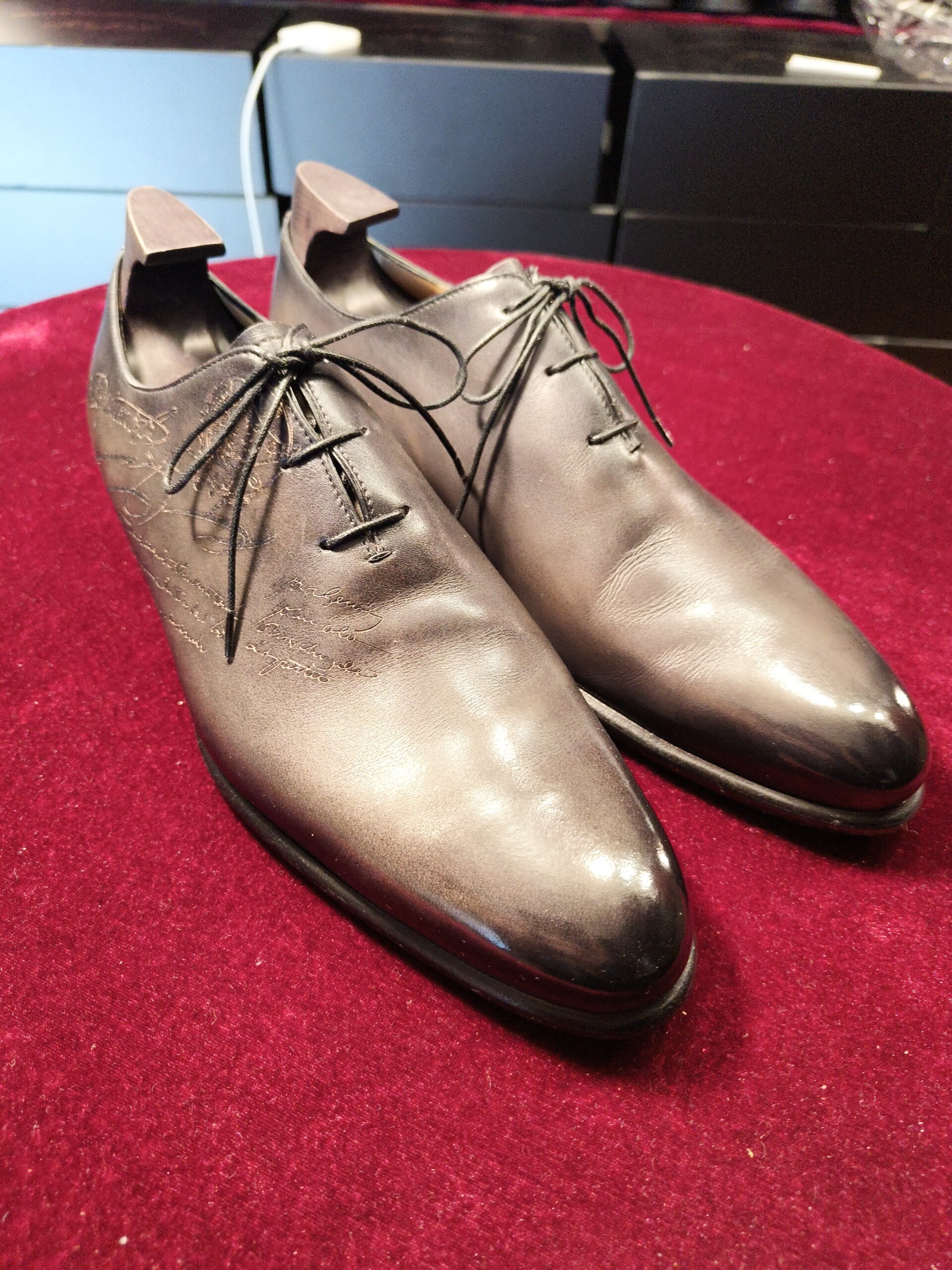 BERLUTI（ベルルッティ）の傷補修・靴磨き前、つま先付近に擦れや傷が見られる状態