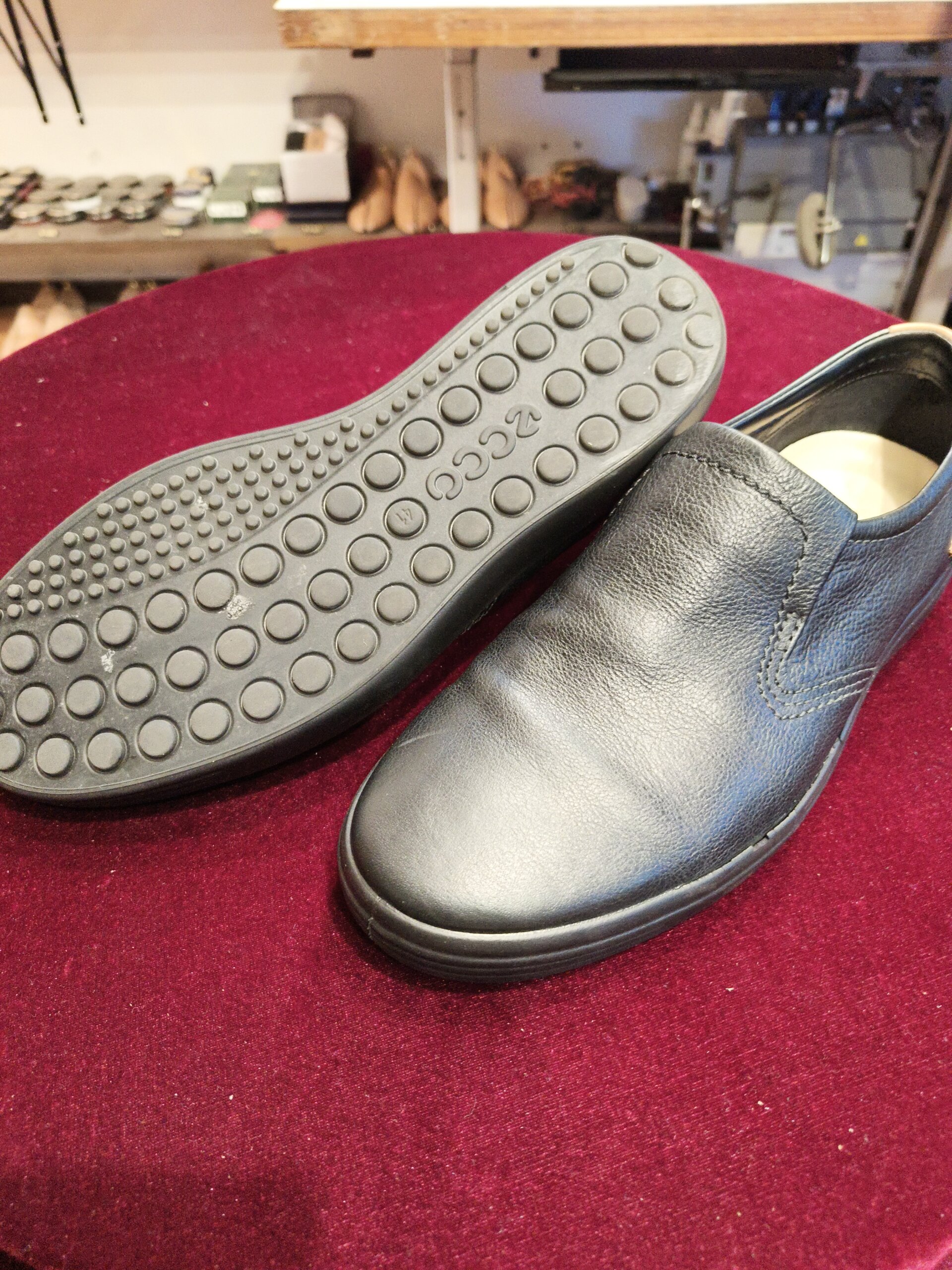 ECCO(エコー)の加水分解によるソール交換前、ミッドソール部分にひび割れが見られる状態