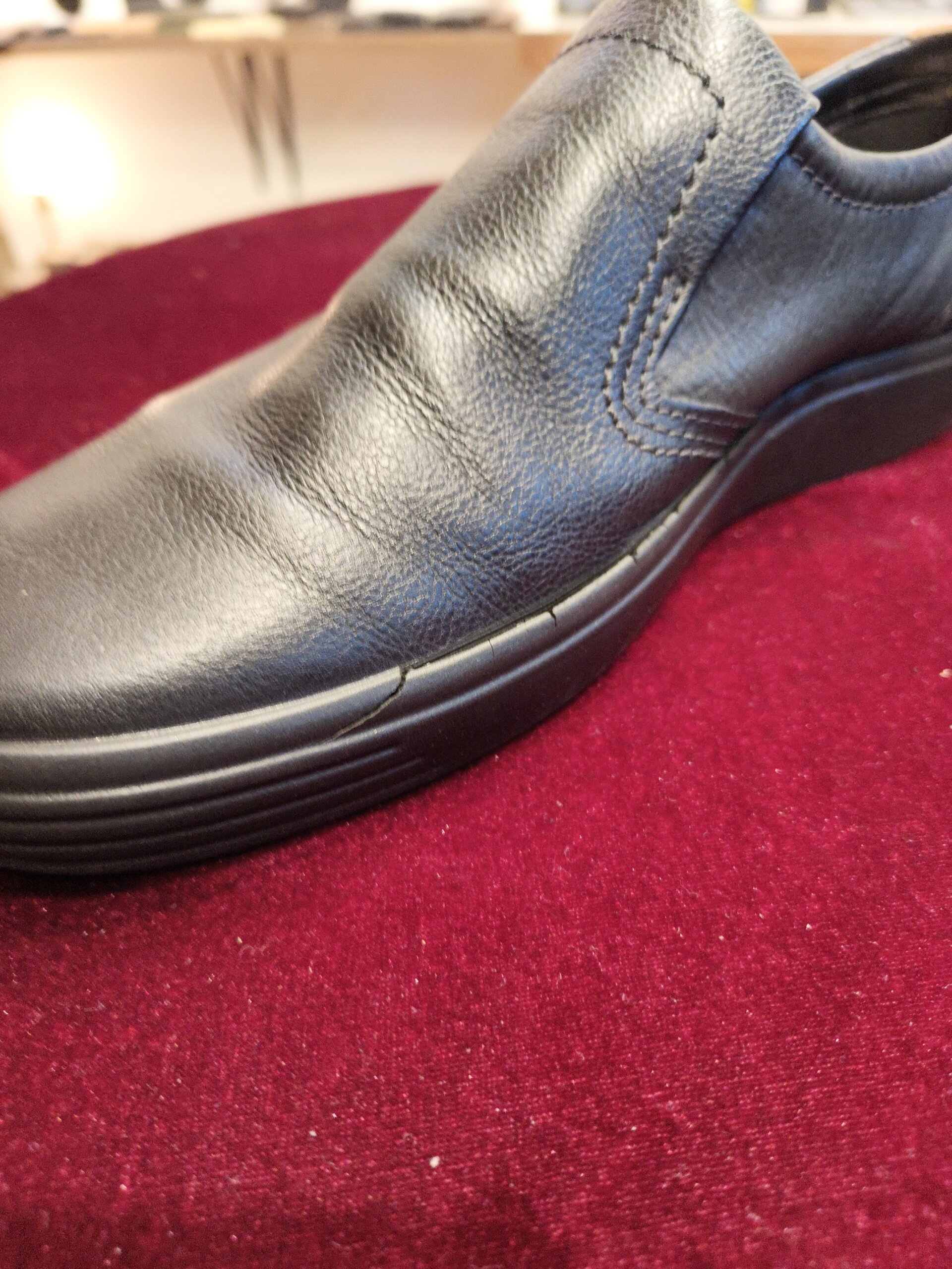 ECCO(エコー)の加水分解によるソール交換前、スリッポン全体と劣化したソール側面の状態
